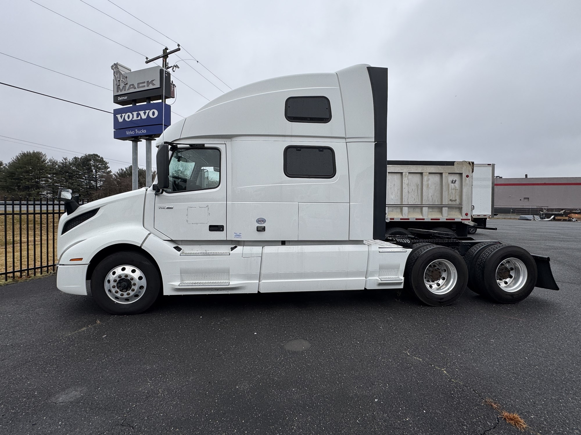 2023 Volvo VNL 860 - image 3