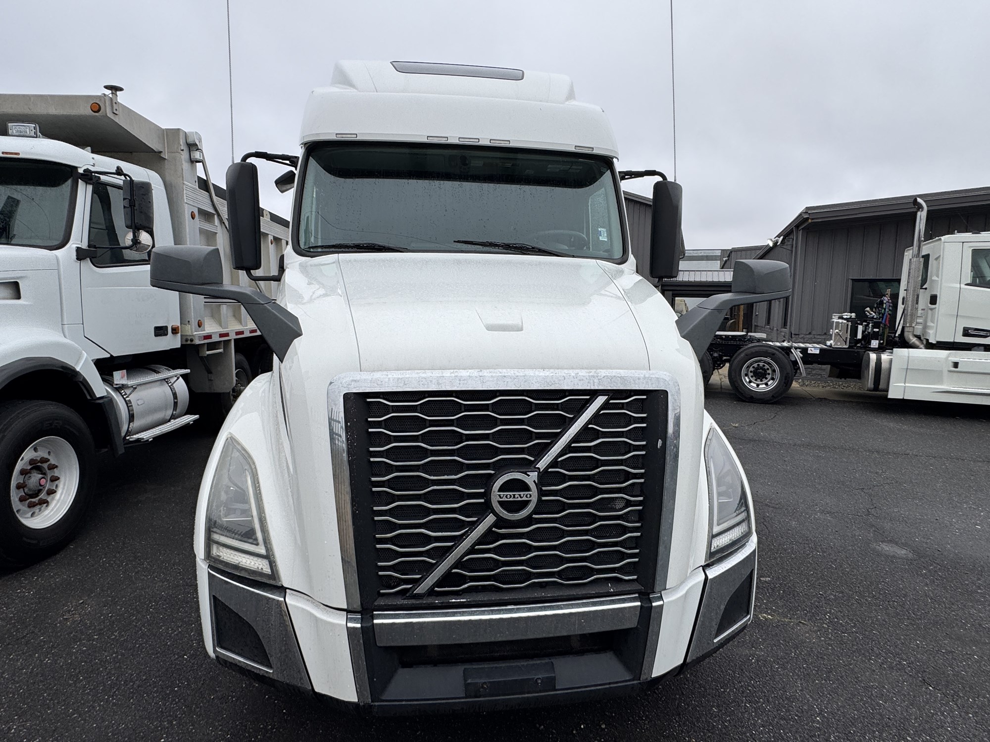 2023 Volvo VNL 860 - image 4