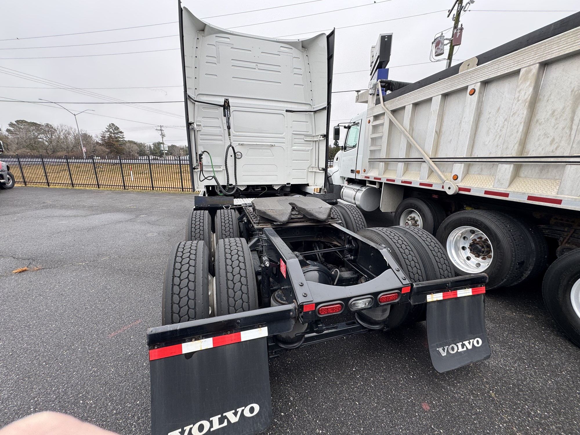 2023 Volvo VNL 860 - image 5