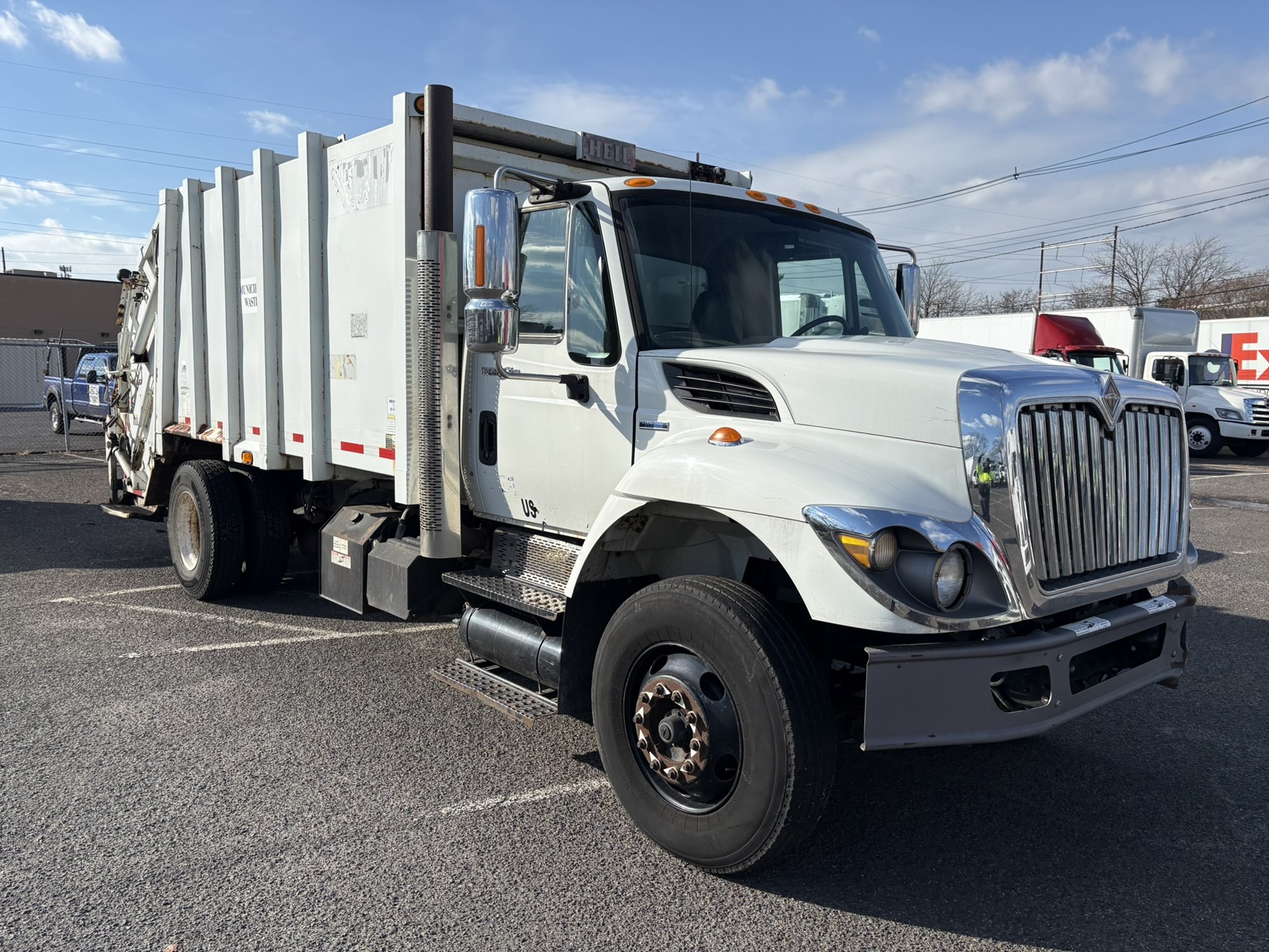 2008 INTERNATIONAL 4700 - image 2 of 6