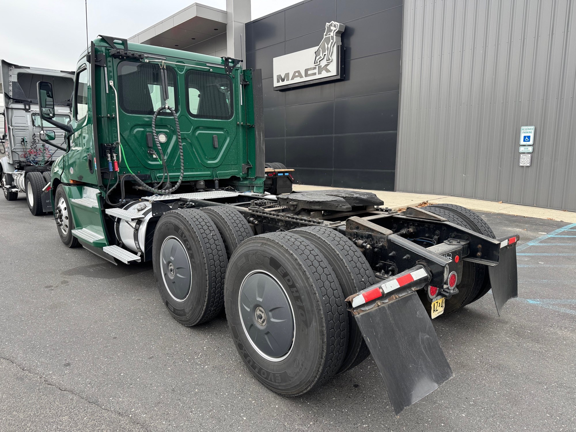 2020 FREIGHTLINER CASCADIA 126 - image 4 of 6