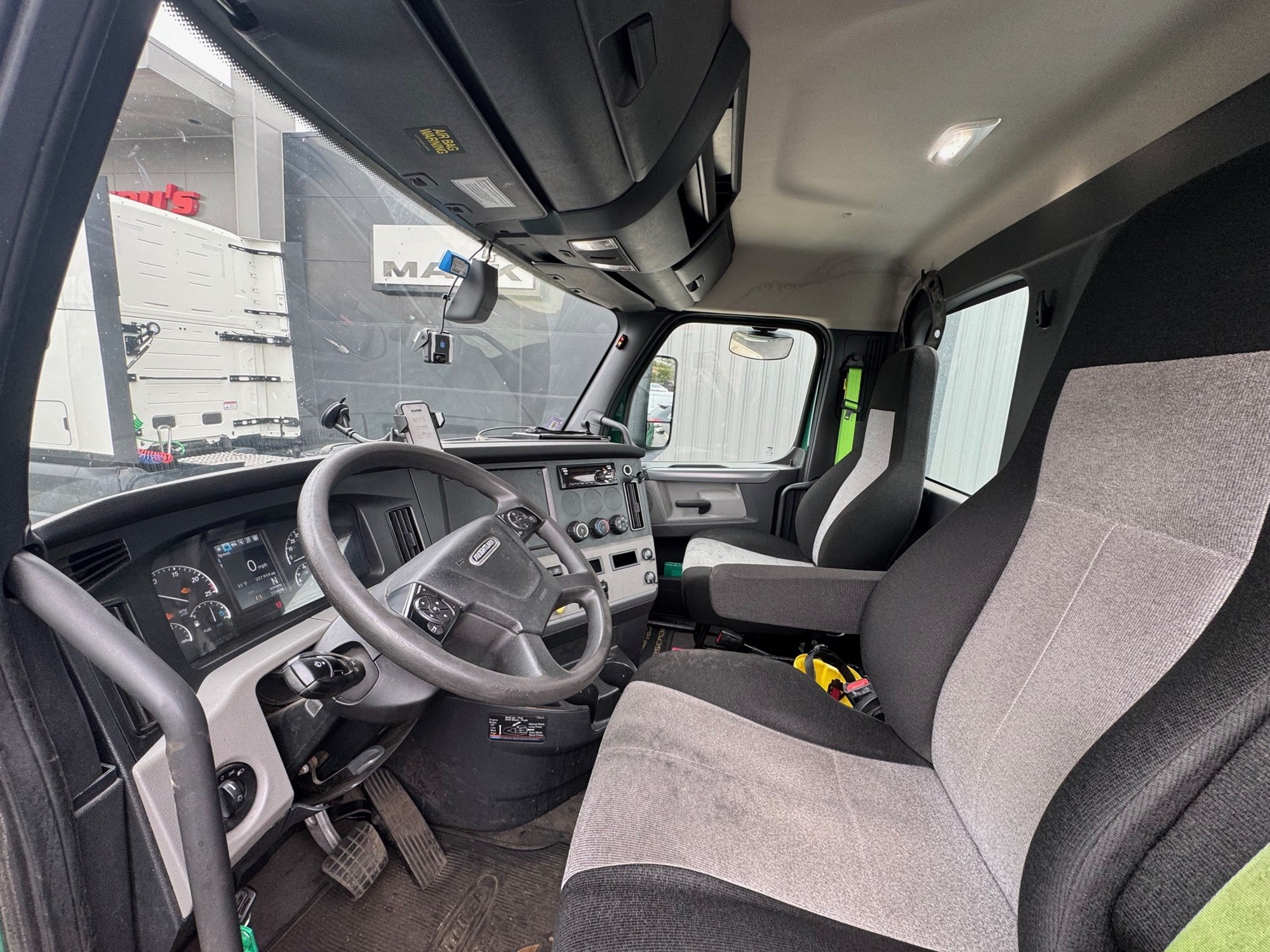 2020 FREIGHTLINER CASCADIA 126 - image 5 of 6