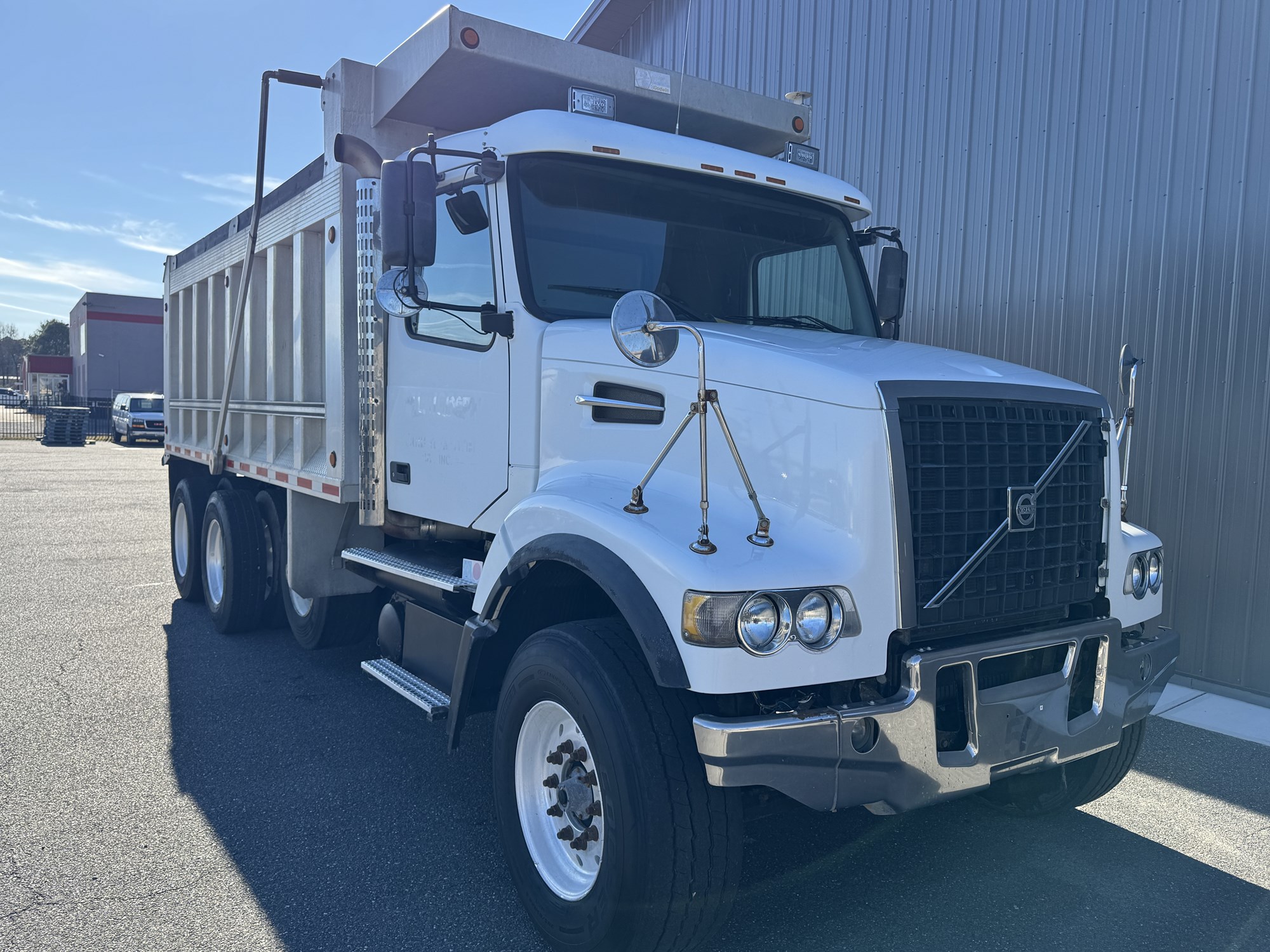 2006 VOLVO VHD - image 2 of 6
