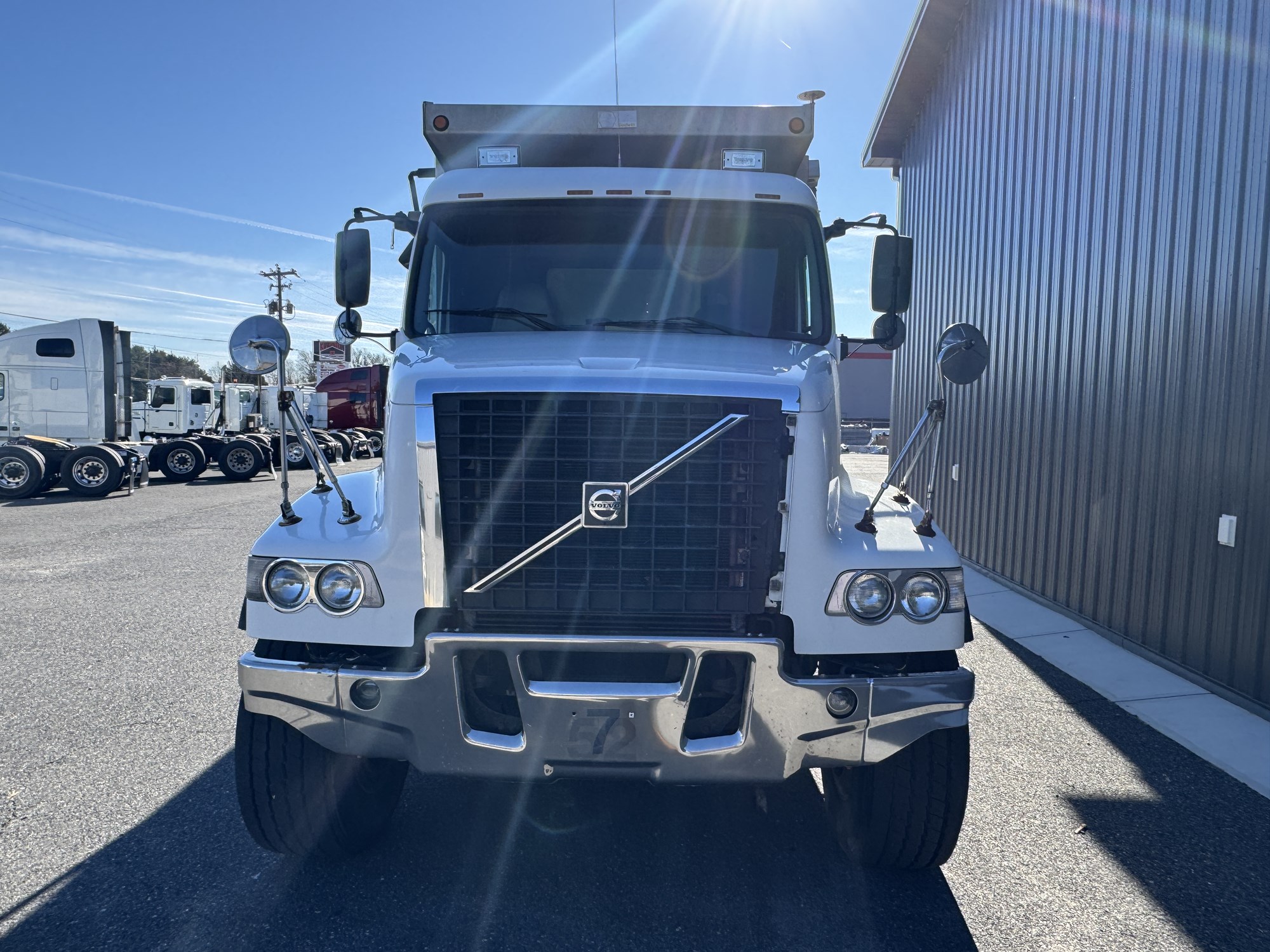 2006 VOLVO VHD - image 3 of 6