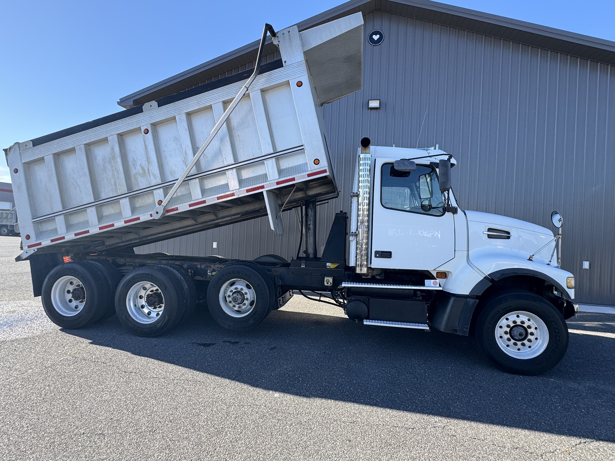 2006 VOLVO VHD - image 5 of 6