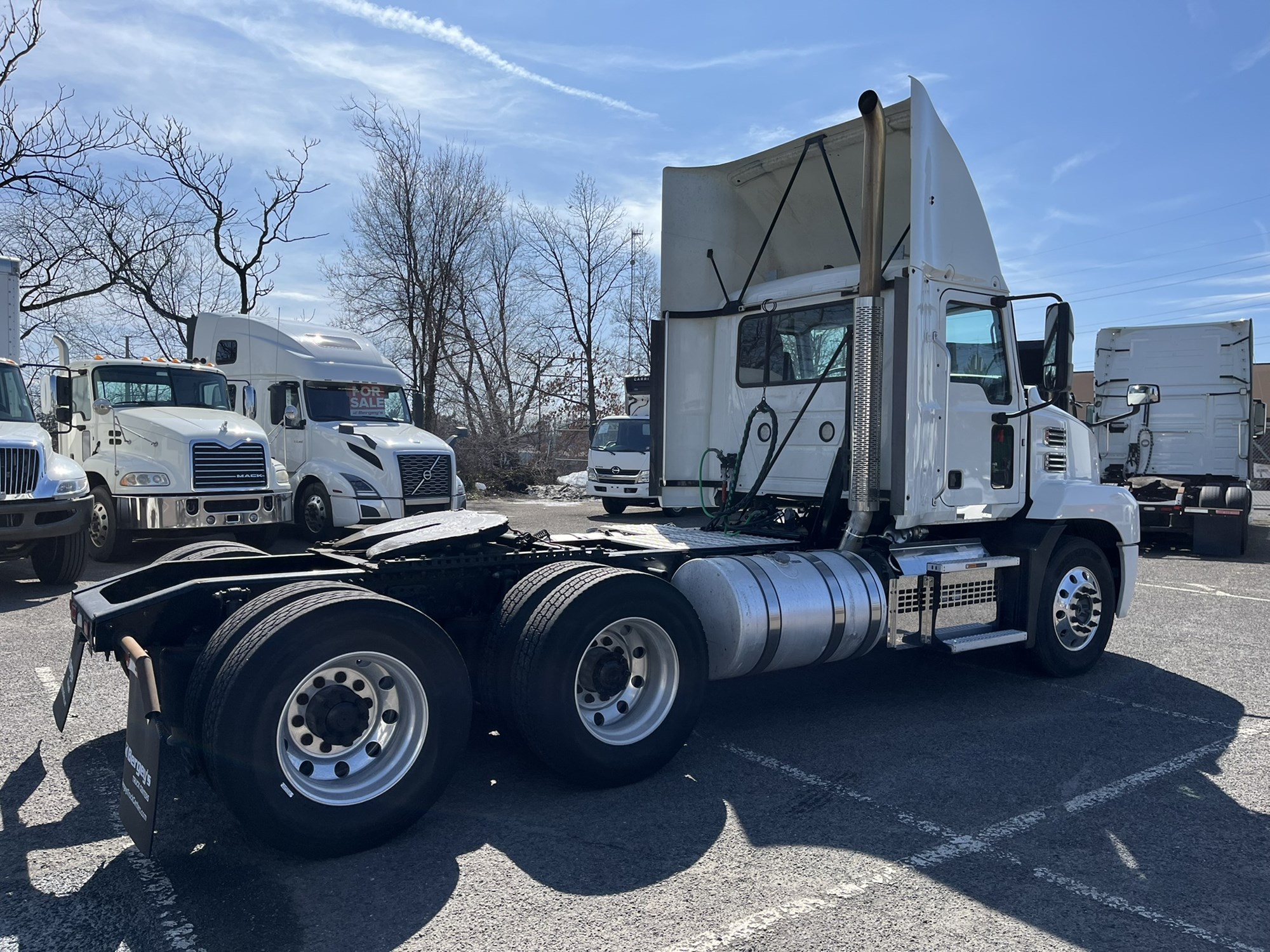2019 MACK AN64T - image 4 of 6
