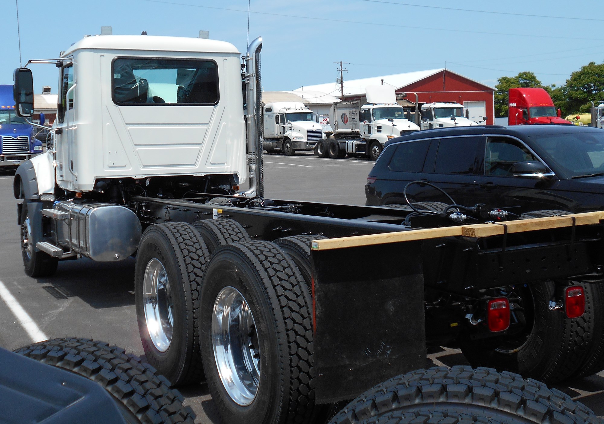 2026 MACK GR64F - image 3 of 4