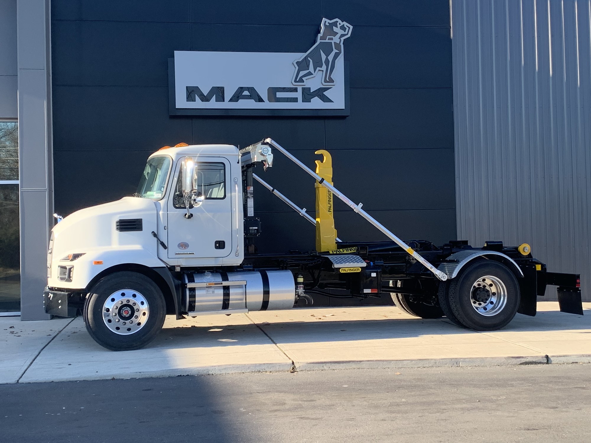 2026 MACK MD742 2026 MACK MD742 - image 2 of 5