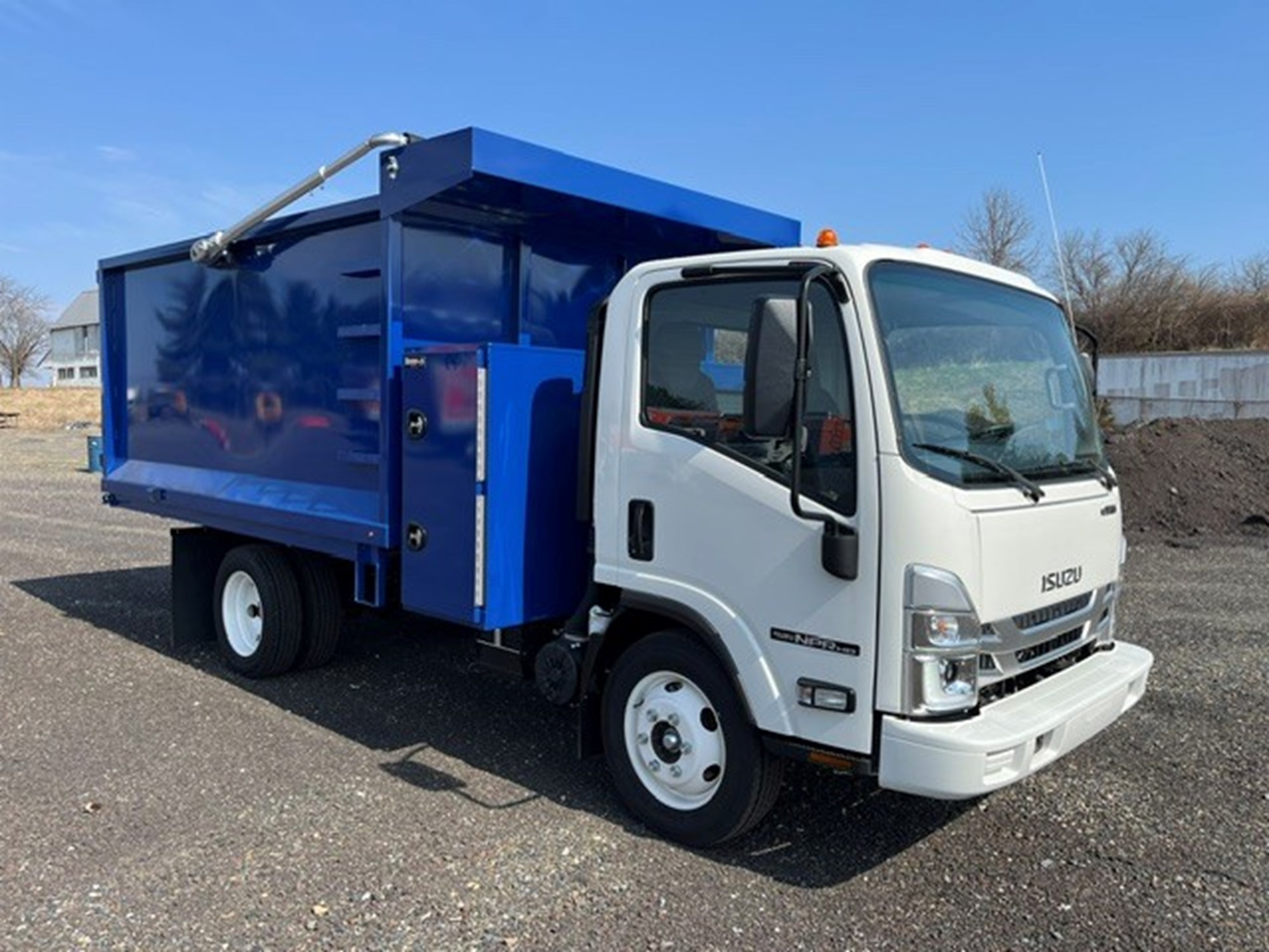 2024 Isuzu - image 1