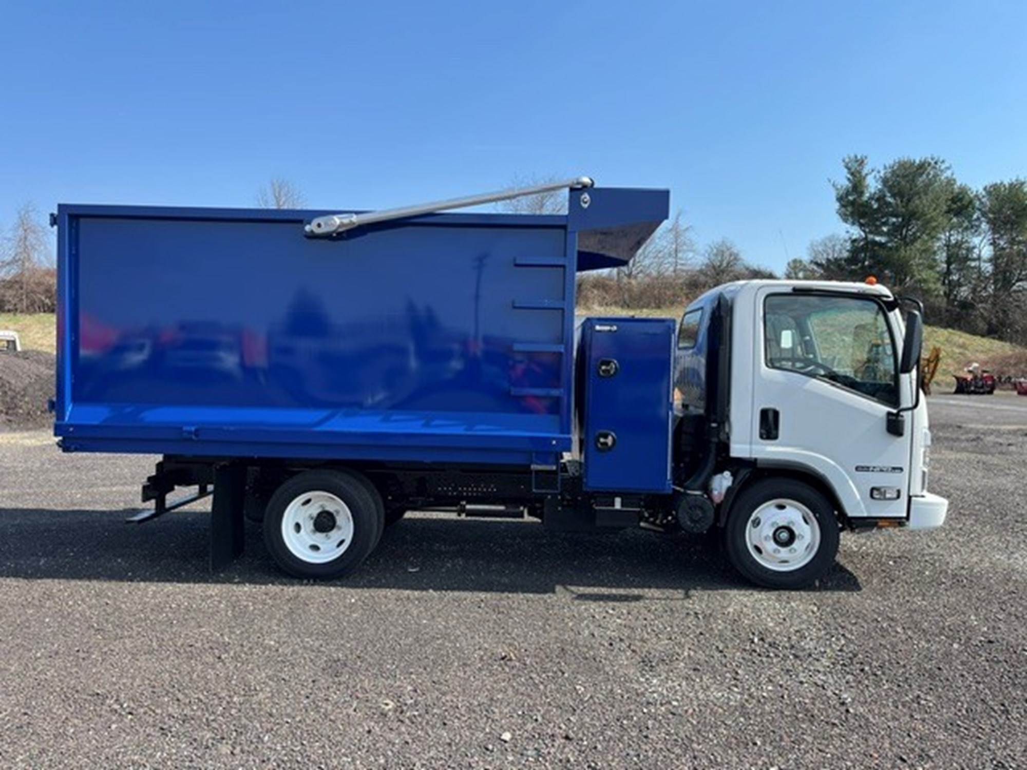 2024 Isuzu - image 2