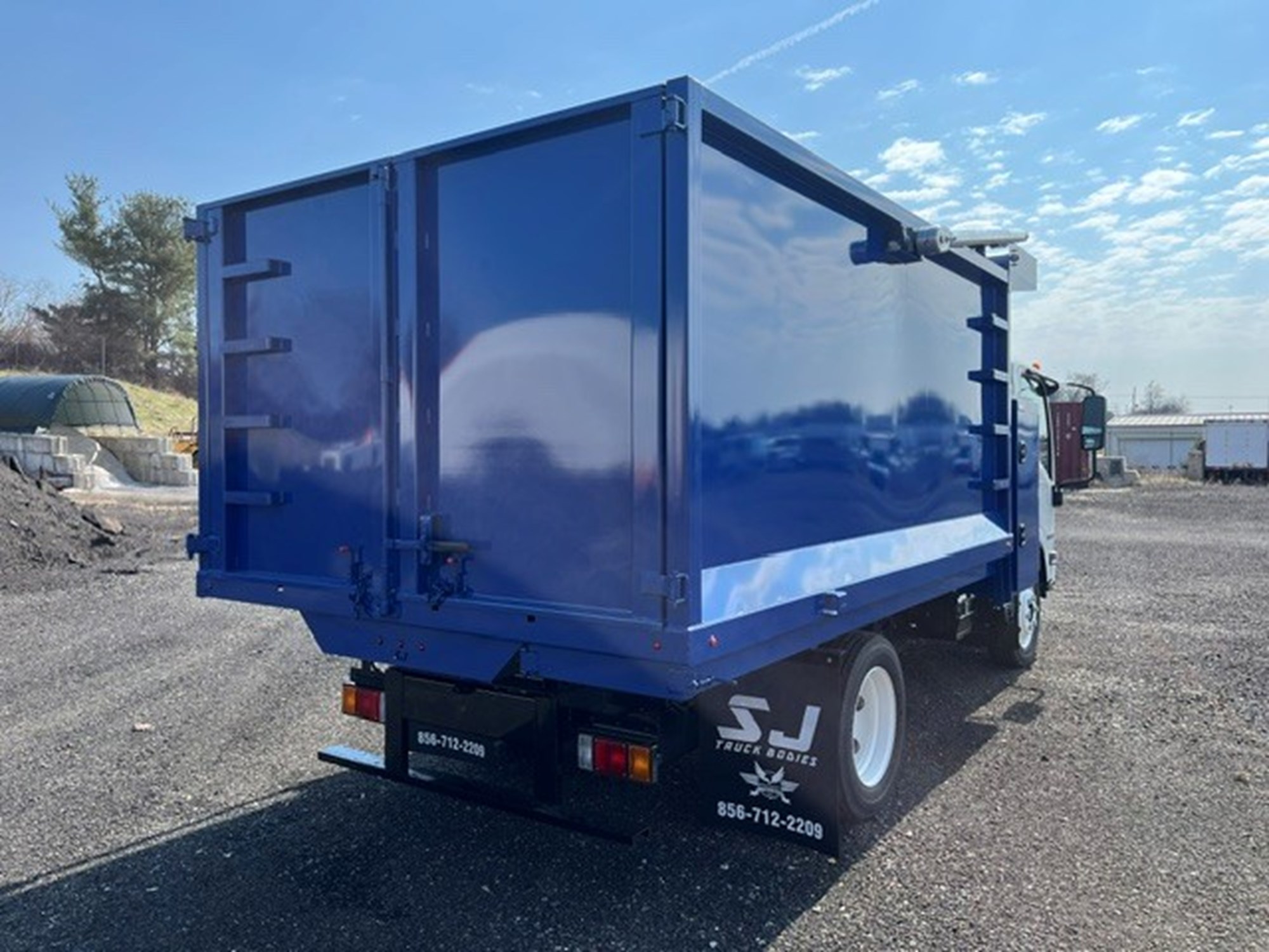 2024 Isuzu - image 3