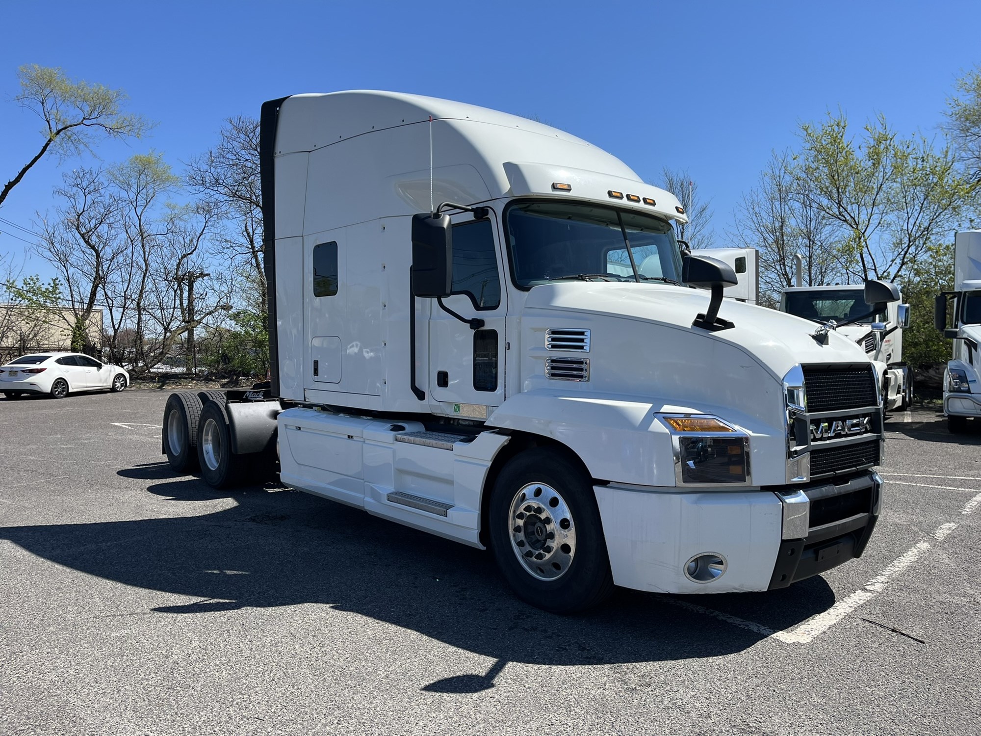 2019 MACK AN64T SLEEPER - image 3 of 6