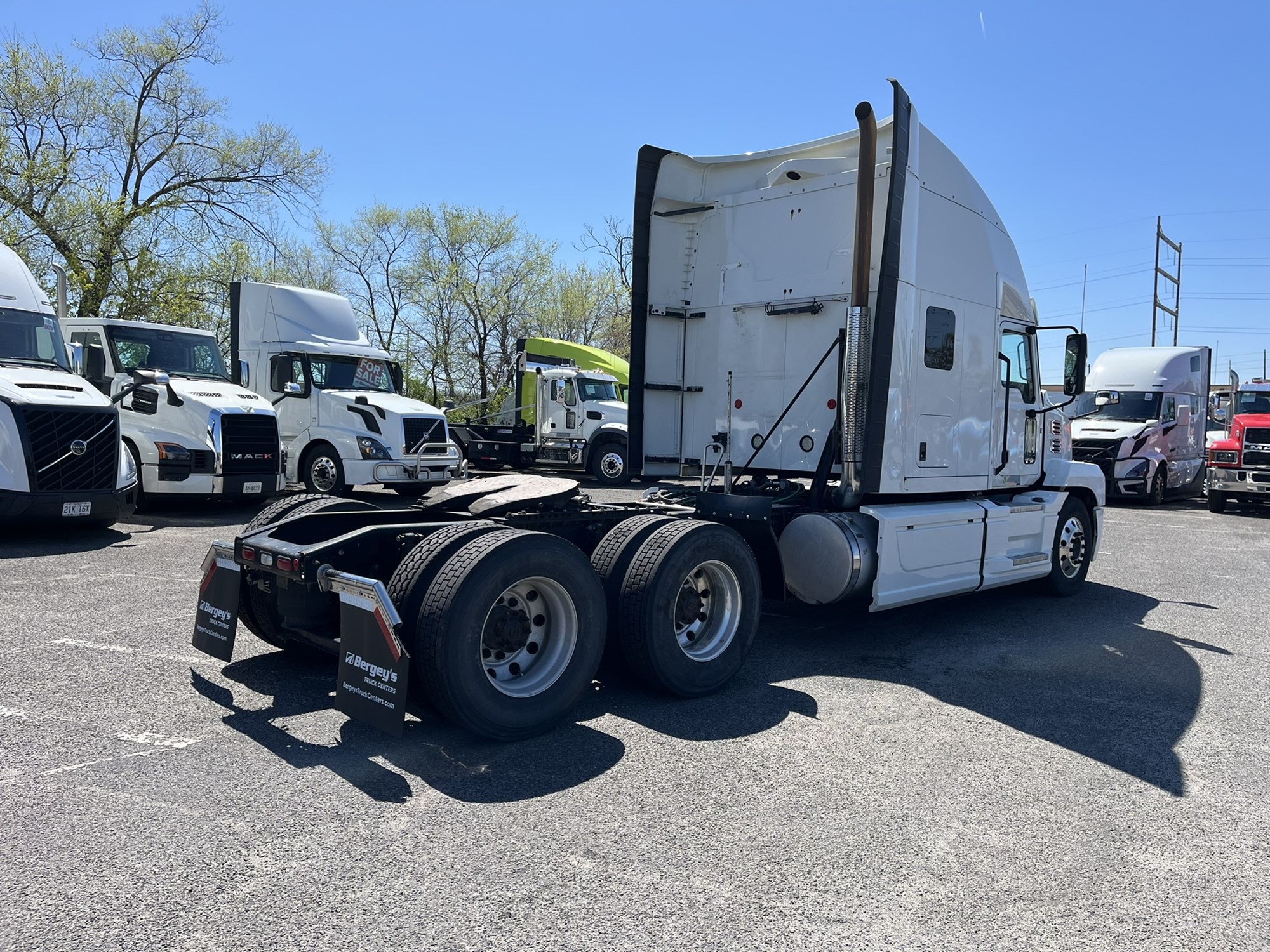 2019 MACK AN64T SLEEPER - image 4 of 6