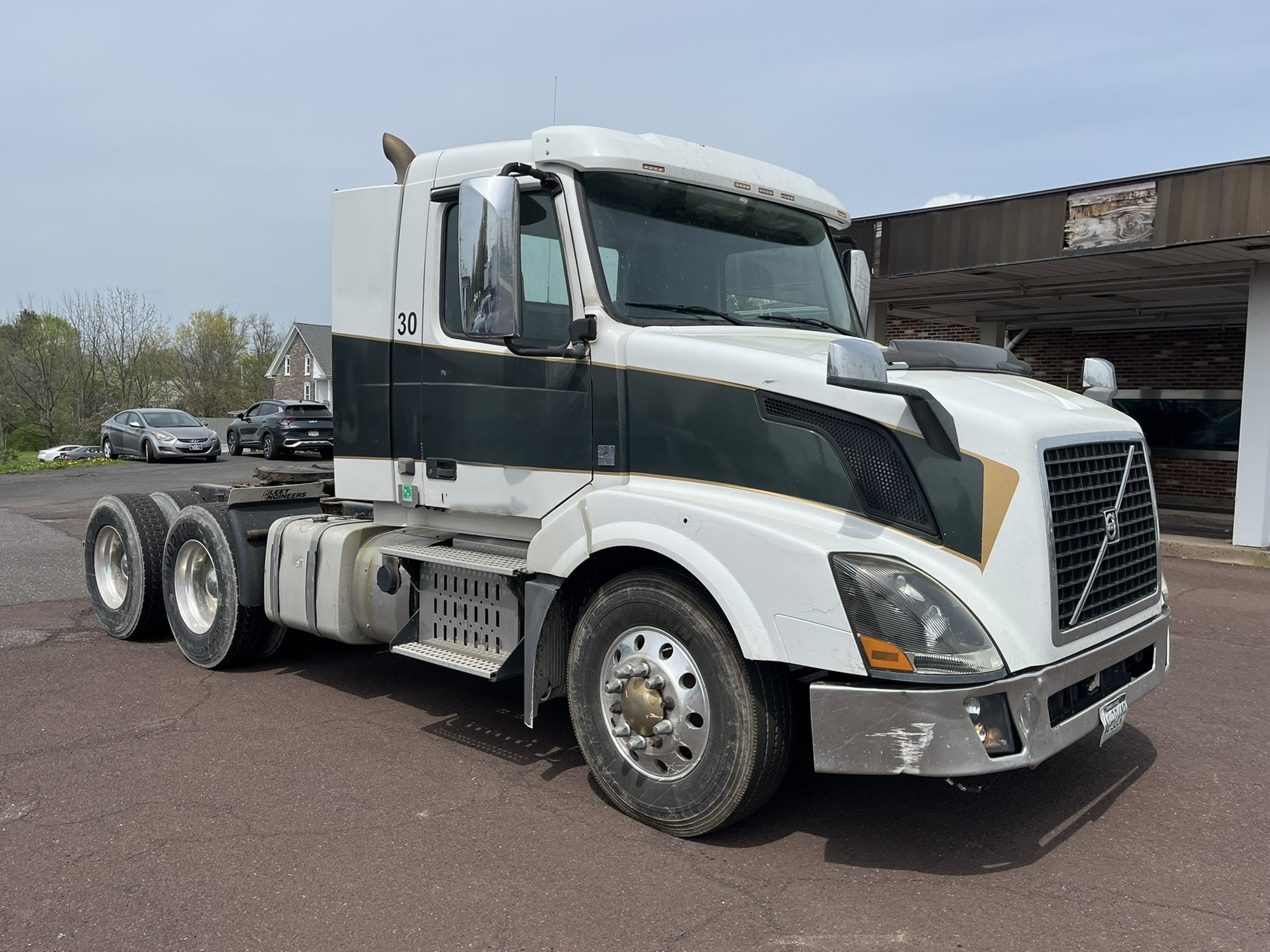 2015 VOLVO VNL64T300 - image 2 of 6