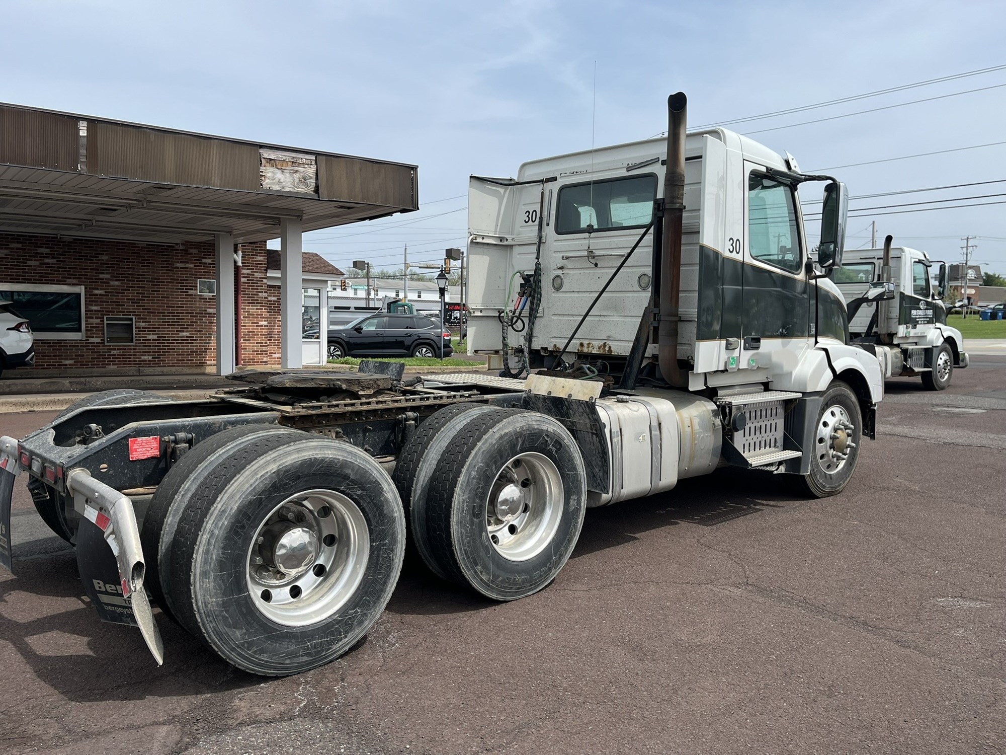 2015 VOLVO VNL64T300 - image 4 of 6