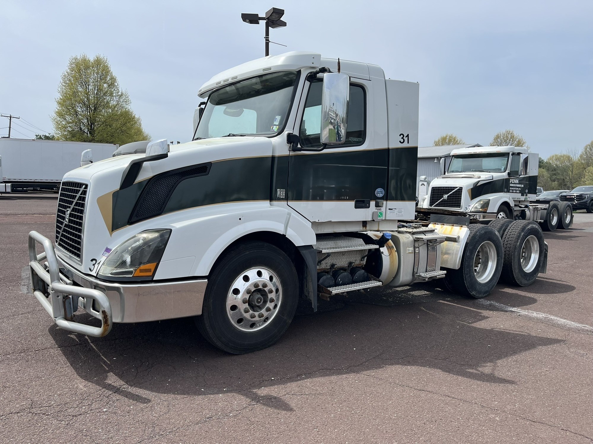 2015 VOLVO VNL64T300 - image 1 of 6