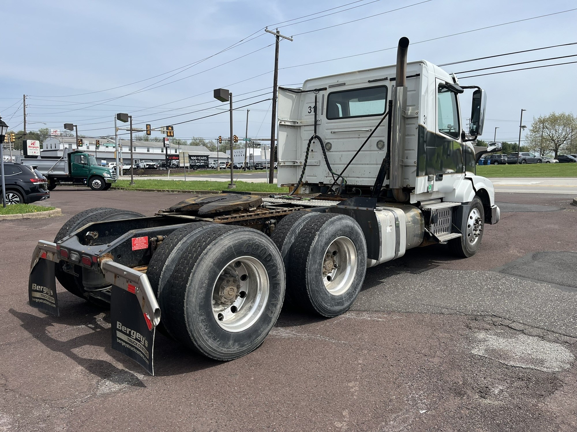2015 VOLVO VNL64T300 - image 2 of 6