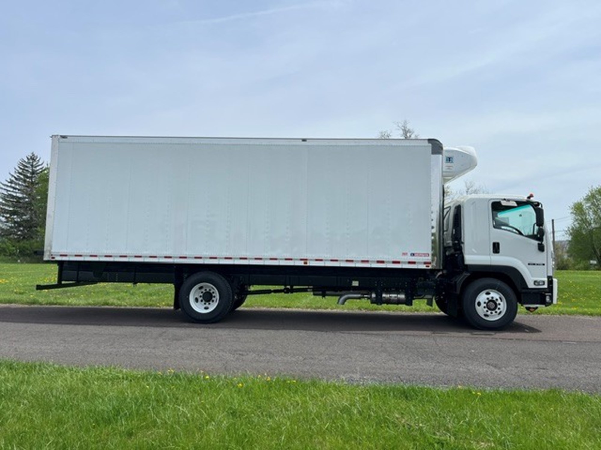 2025 ISUZU FTR - image 2 of 5