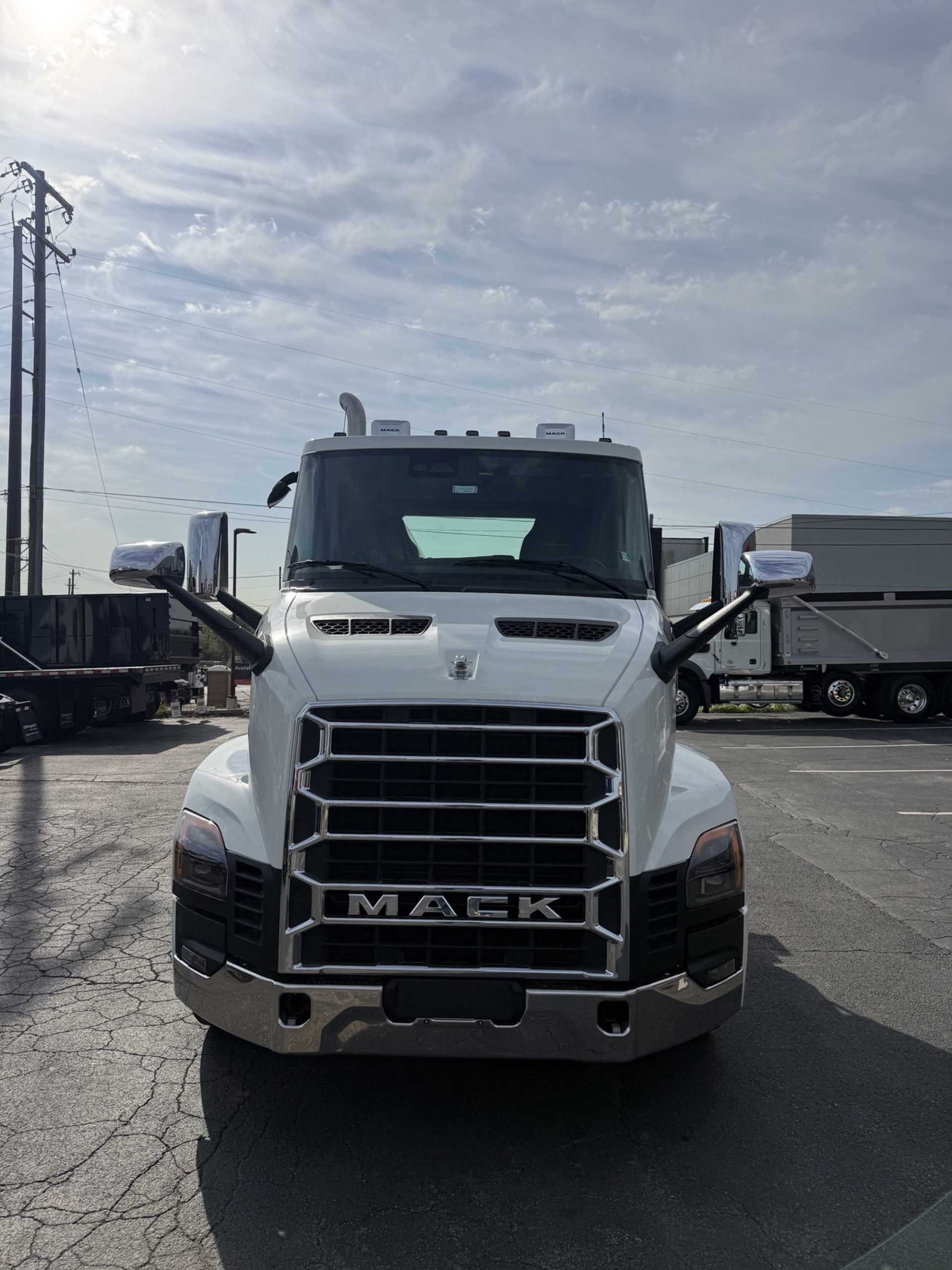 2027 MACK ANTHEM GEN2 64T - image 4 of 6