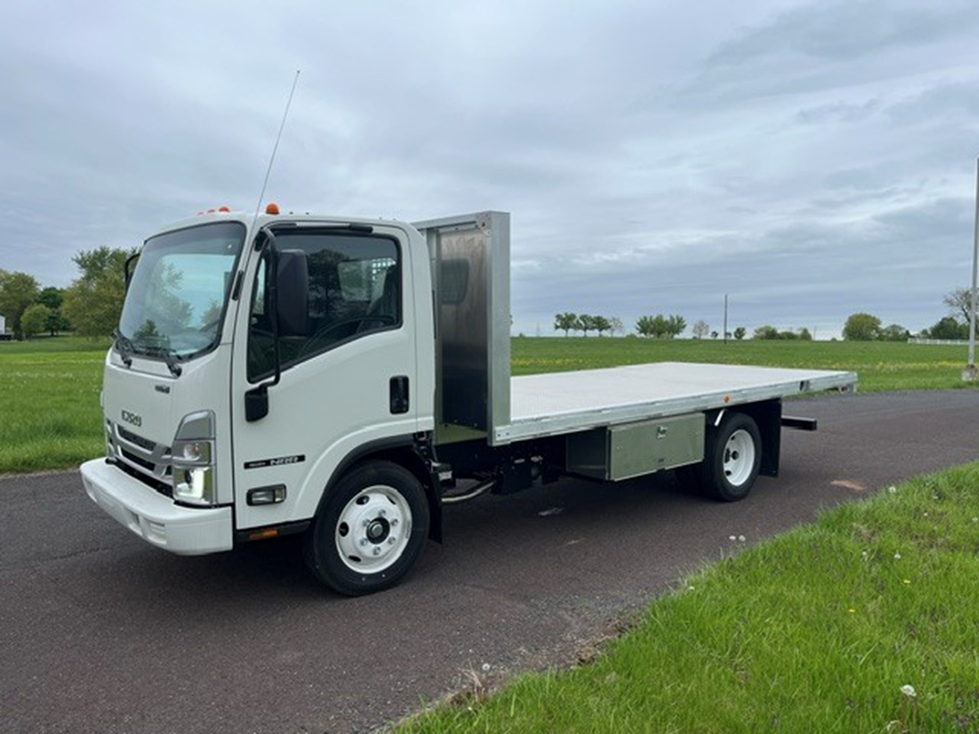 2025 Isuzu NRR GAS - image 1 of 6