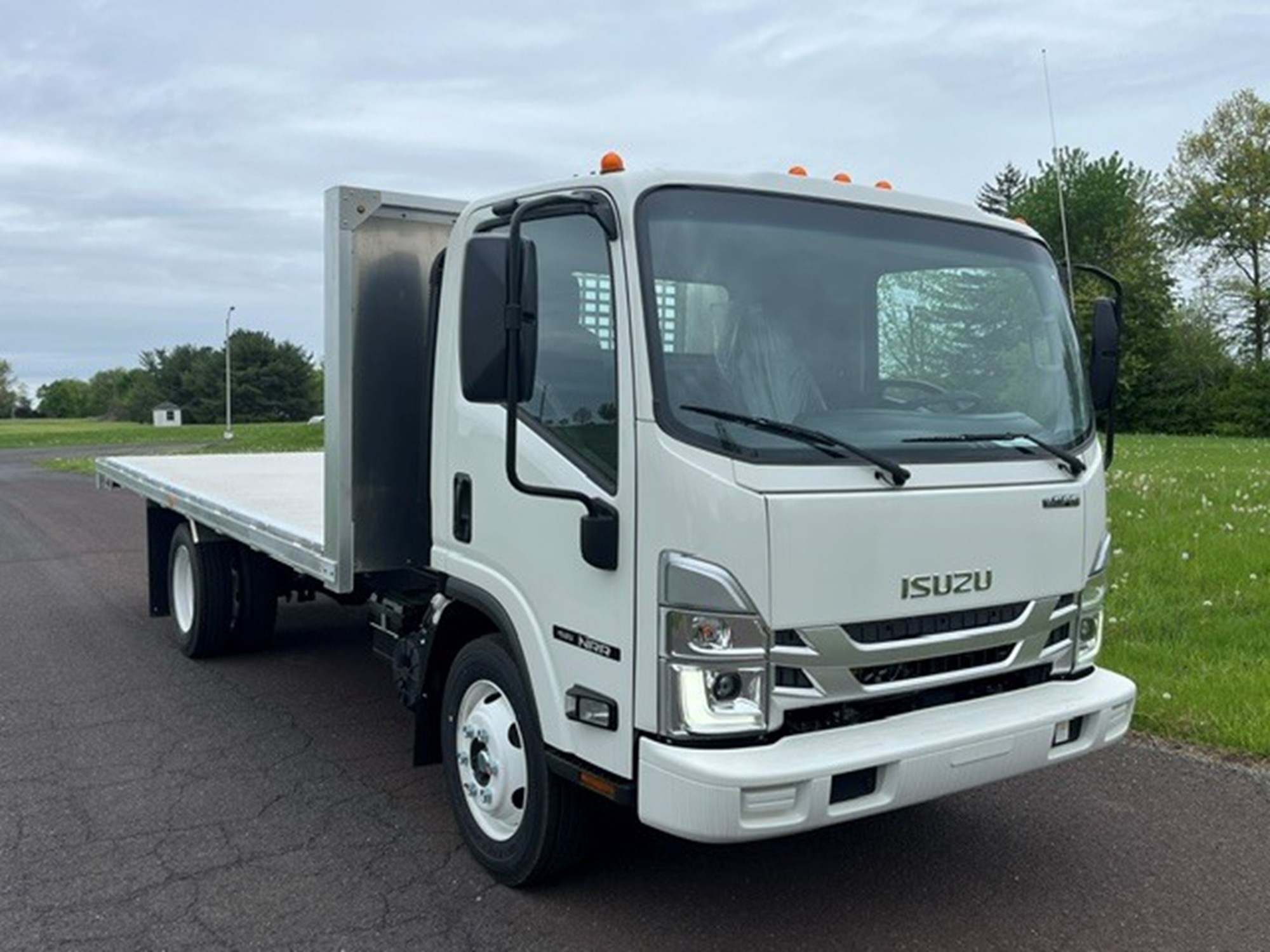 2025 Isuzu NRR GAS - image 3 of 6