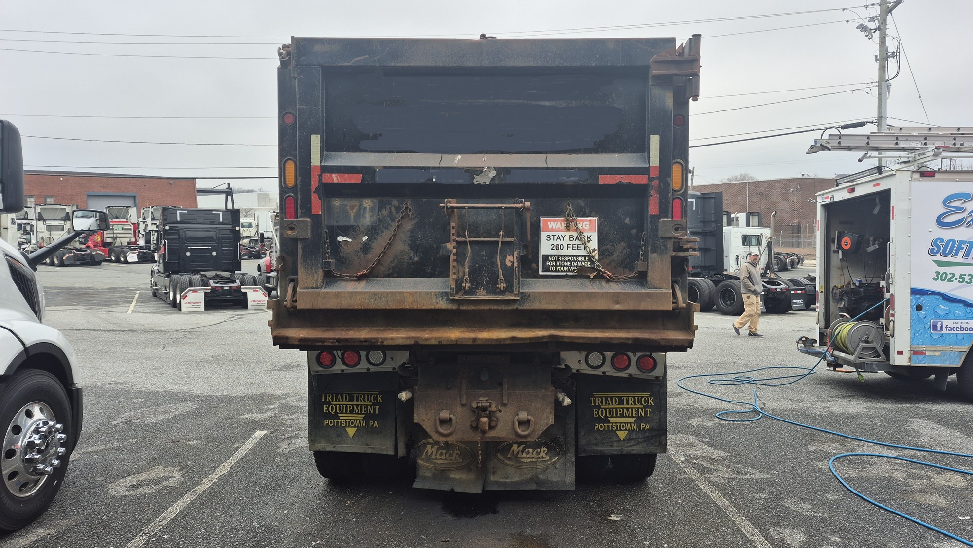 2003 MACK 700 2003 MACK 700 - image 4 of 6