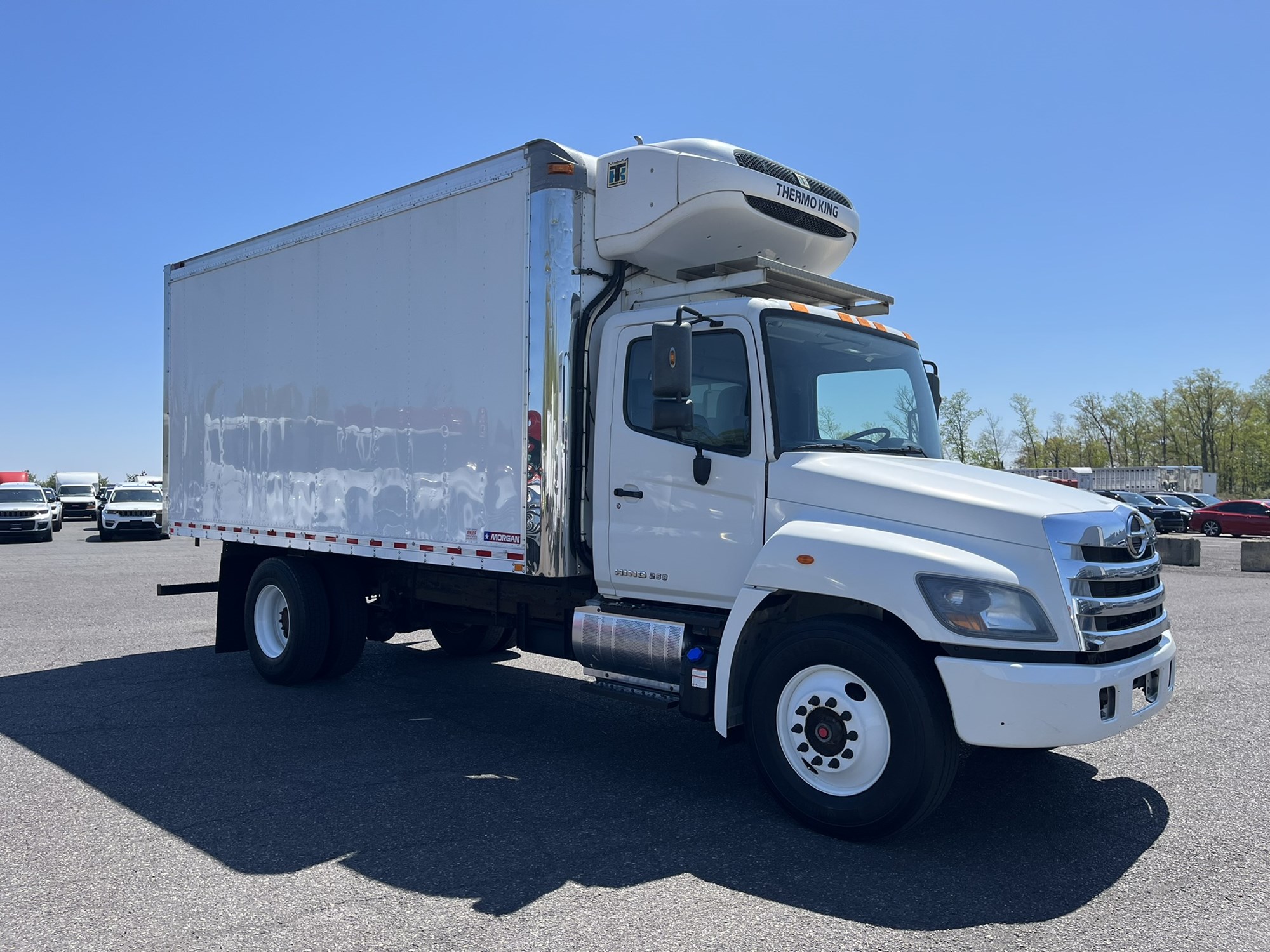 2018 HINO 268A - image 3 of 6