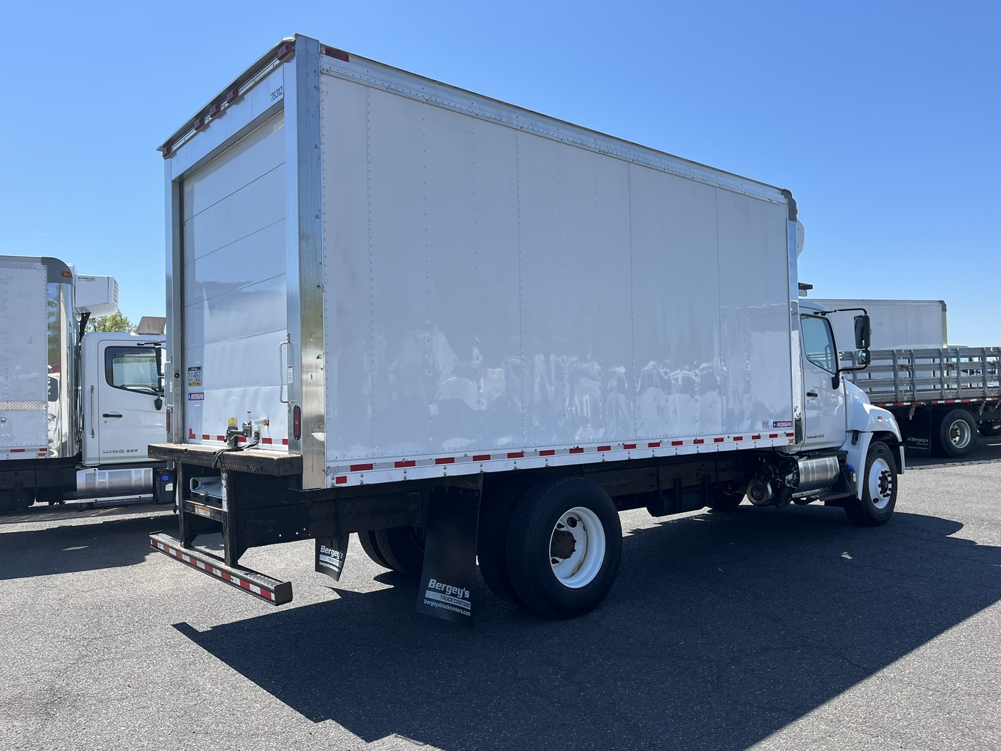 2018 HINO 268A - image 4 of 6