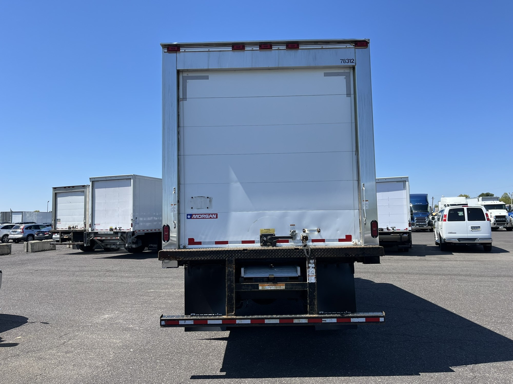 2018 HINO 268A - image 5 of 6