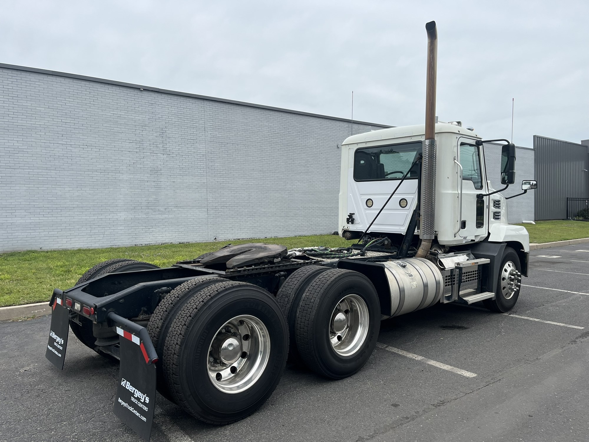 2020 MACK AN64T - image 4 of 6