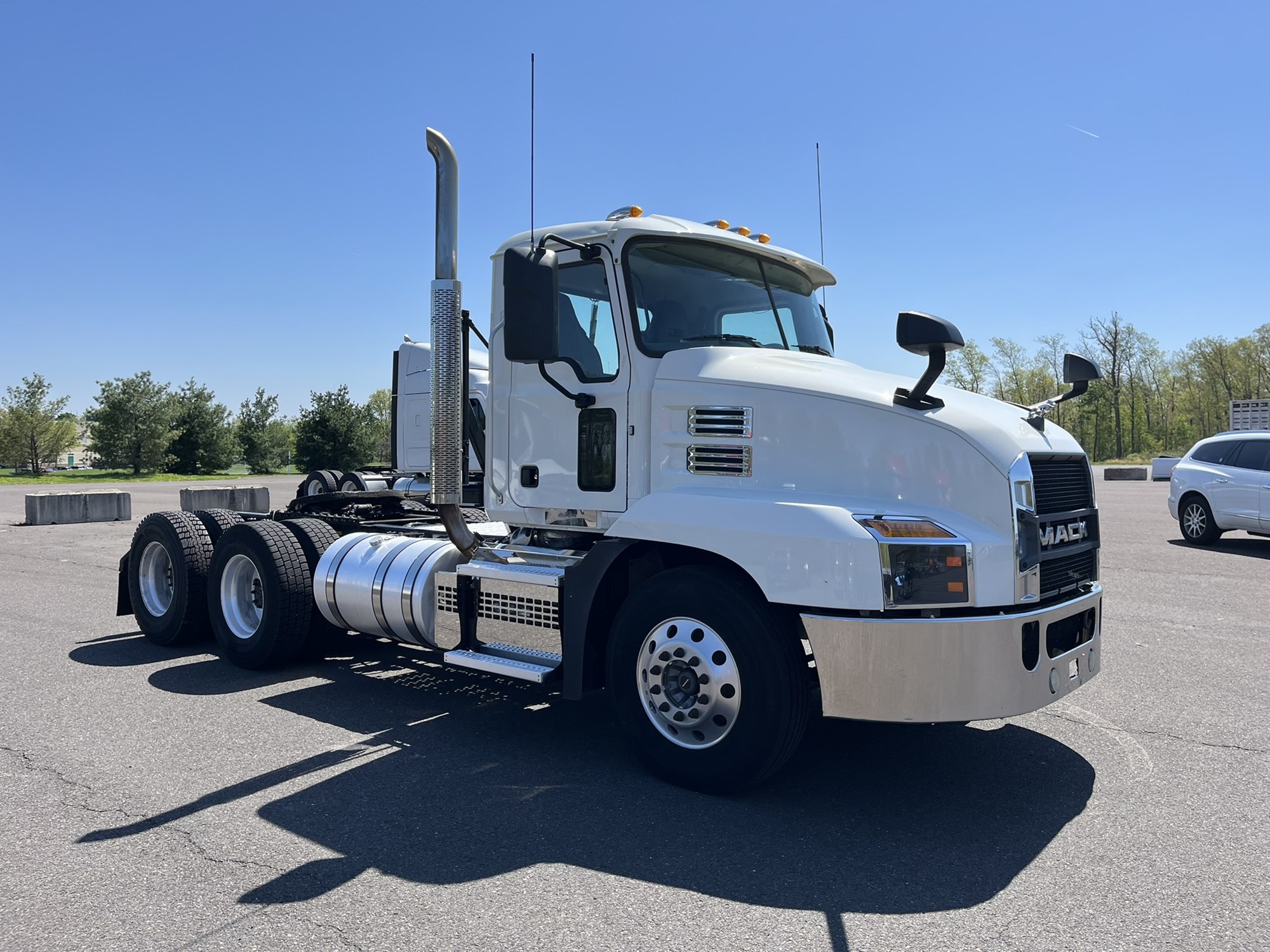 2020 MACK AN64T - image 3 of 6