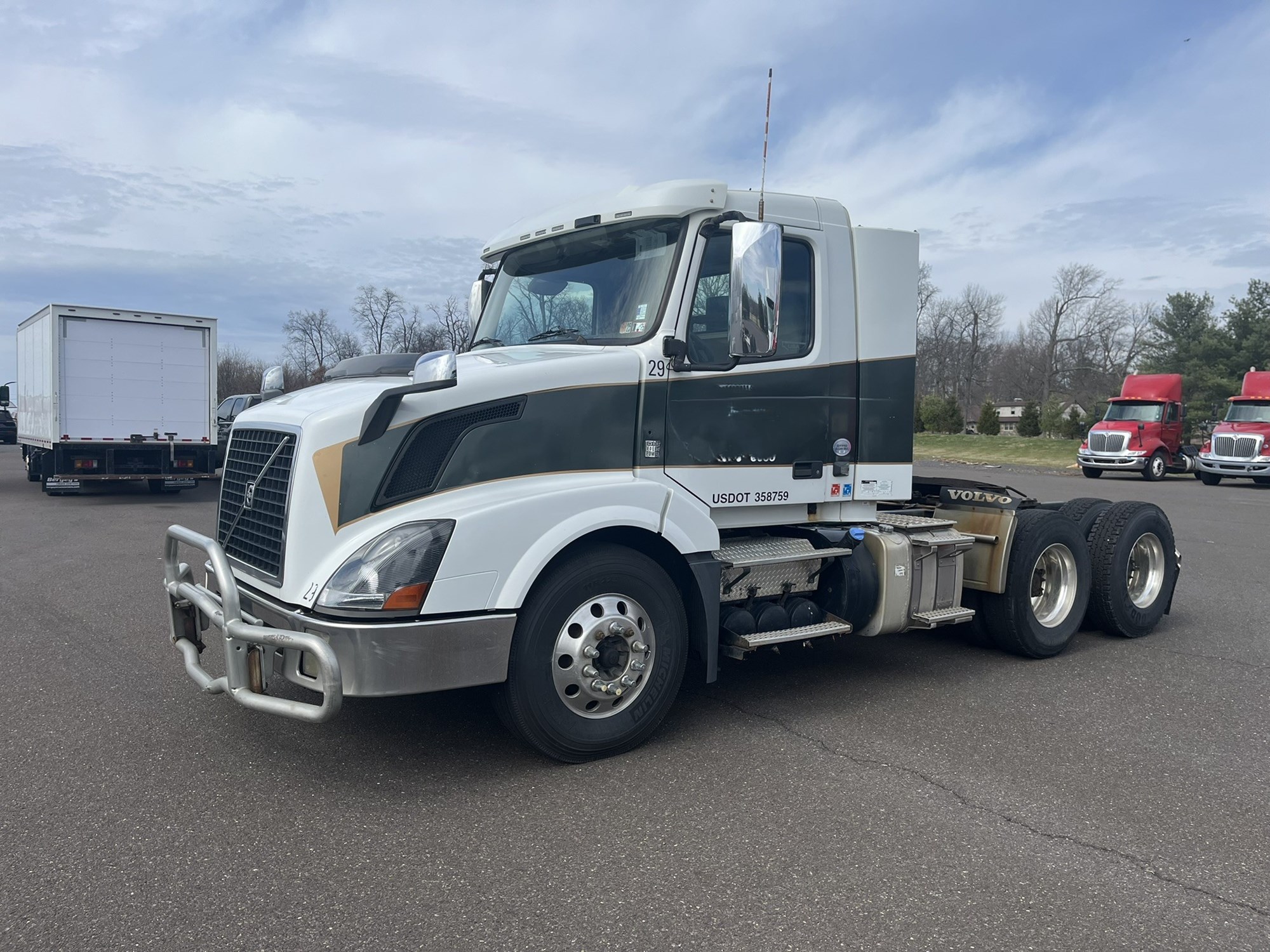 2014 VOLVO VN - image 1 of 6
