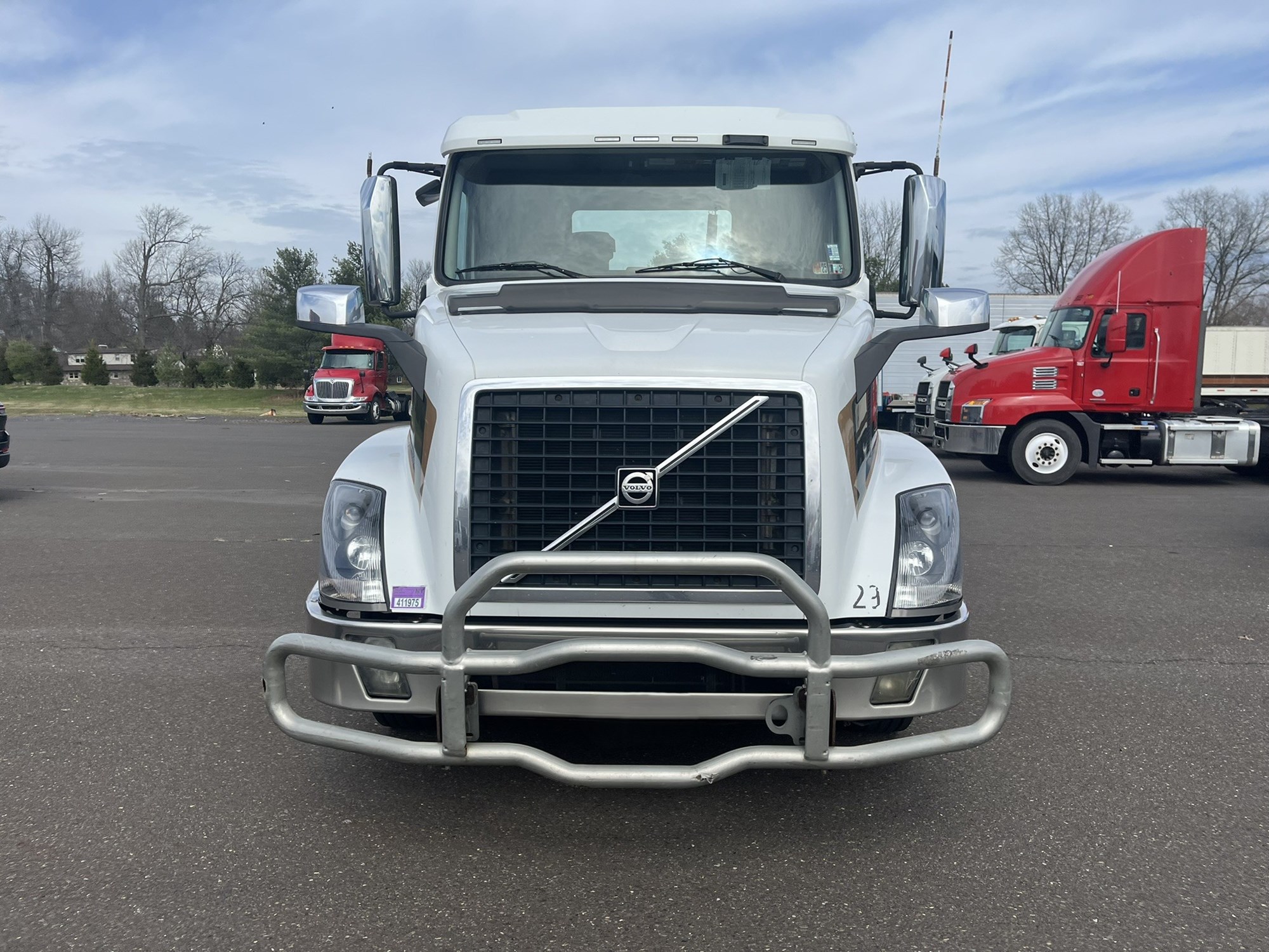 2014 VOLVO VN - image 2 of 6