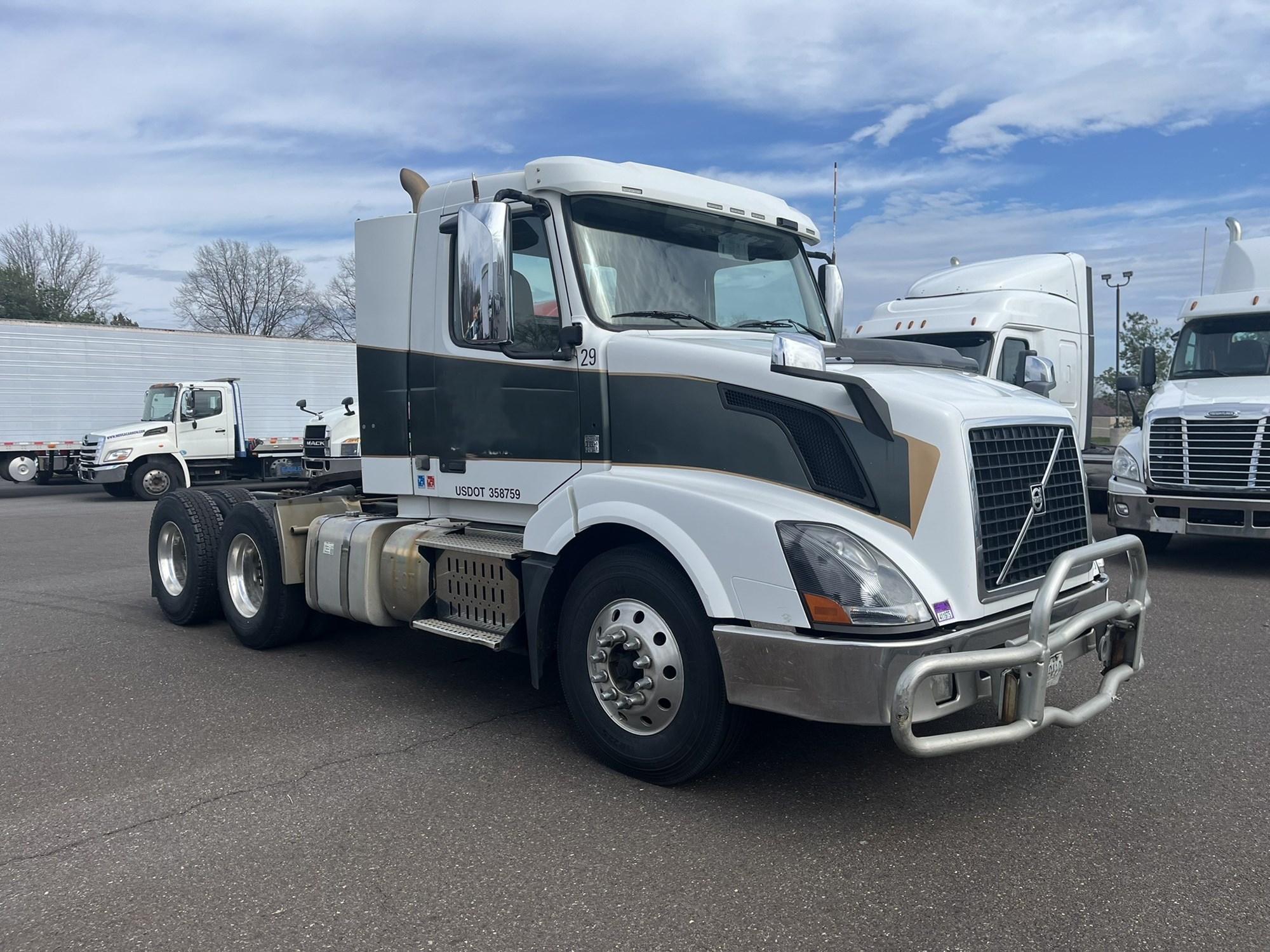 2014 VOLVO VN - image 3 of 6