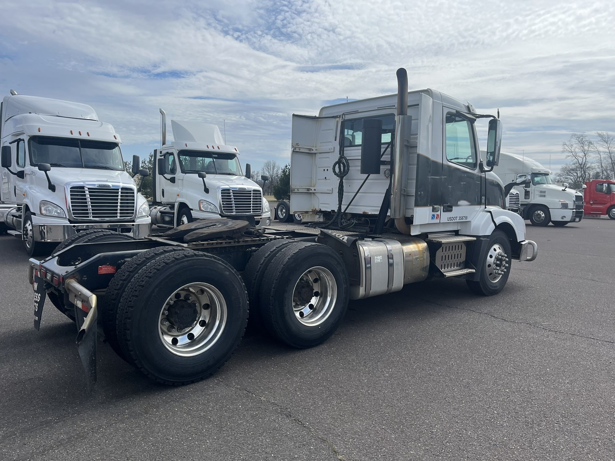 2014 VOLVO VN - image 6 of 6