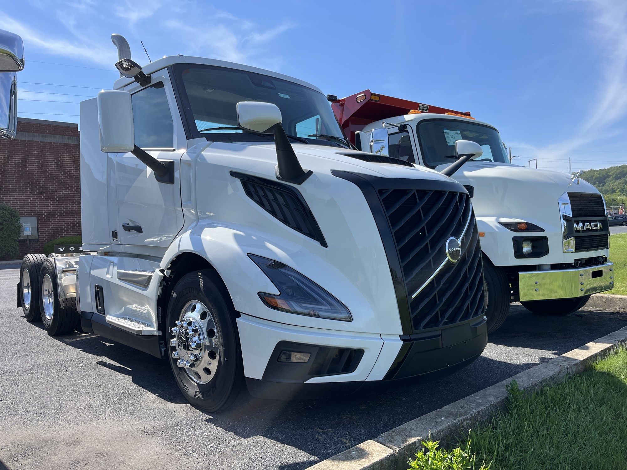 2025 VOLVO New VNL64T300 - image 1 of 3
