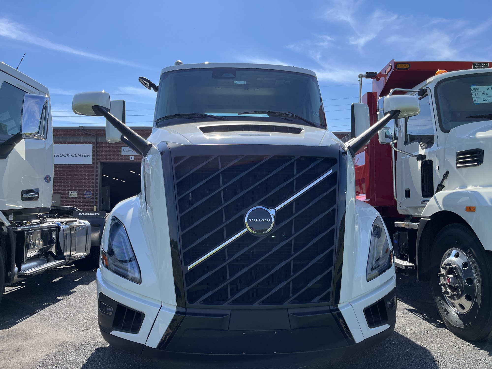 2025 VOLVO New VNL64T300 - image 2 of 3
