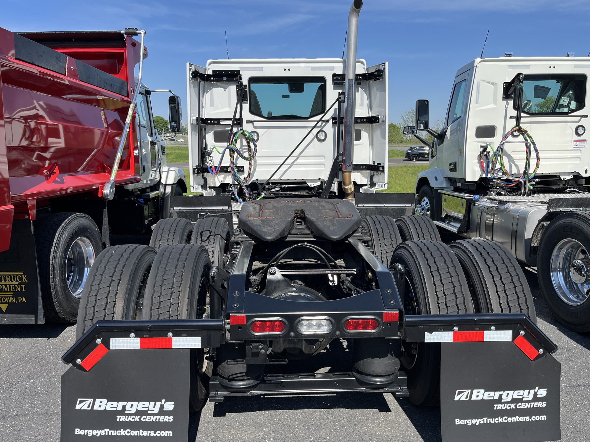 2025 VOLVO New VNL64T300 - image 3 of 3