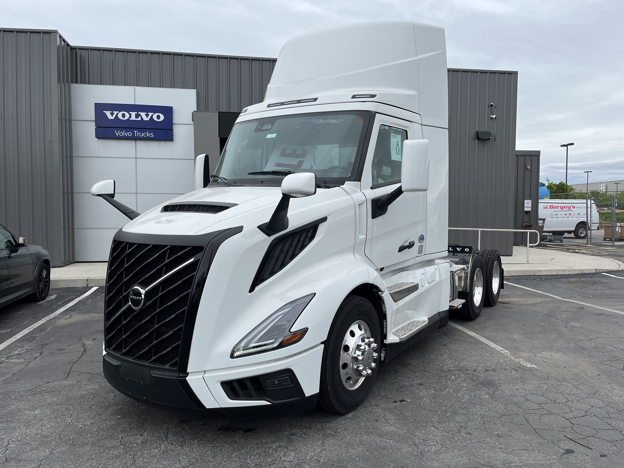 2025 VOLVO New VNL64T300 - image 1 of 6