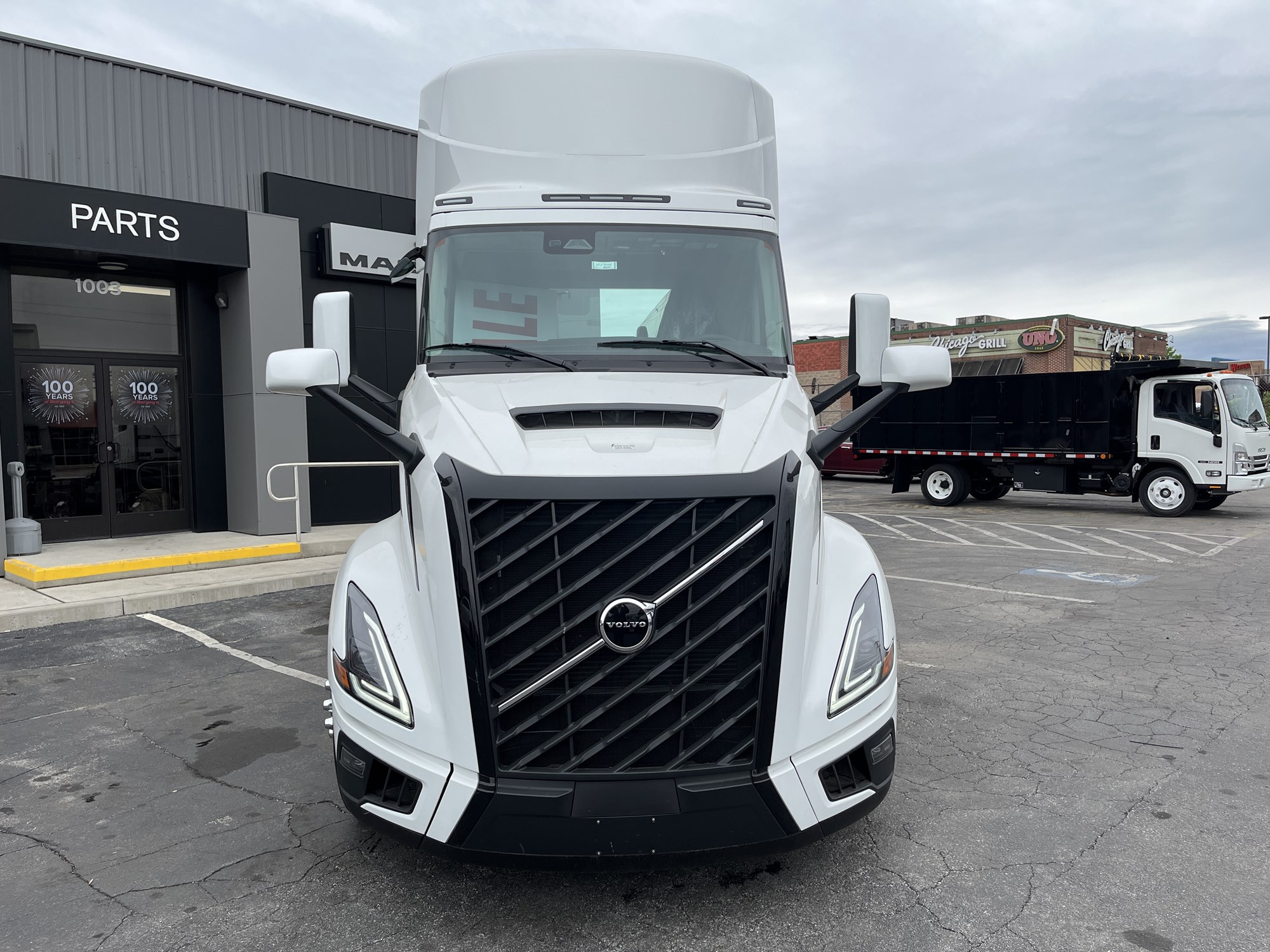 2025 VOLVO New VNL64T300 - image 2 of 6
