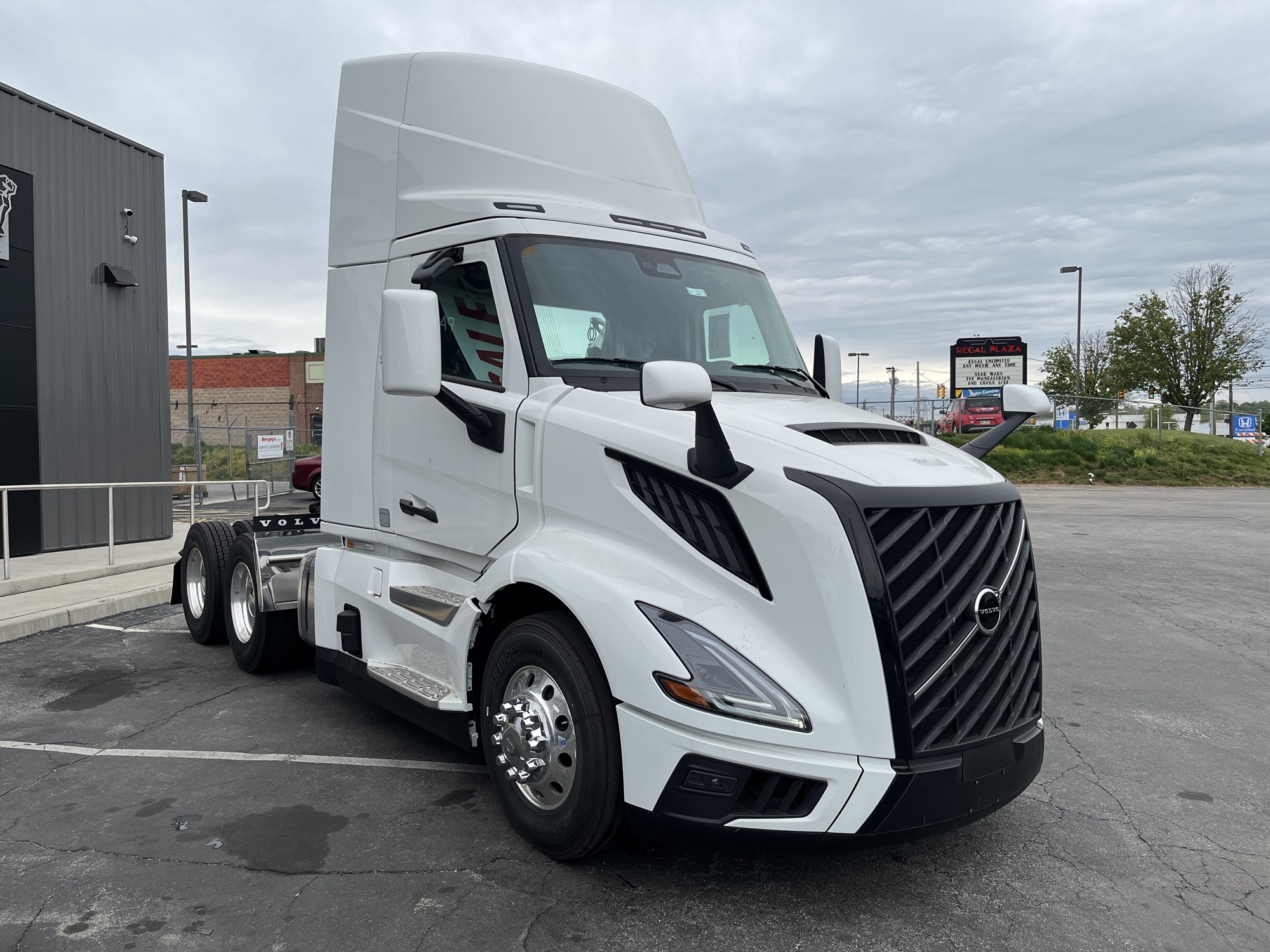 2025 VOLVO New VNL64T300 - image 3 of 6