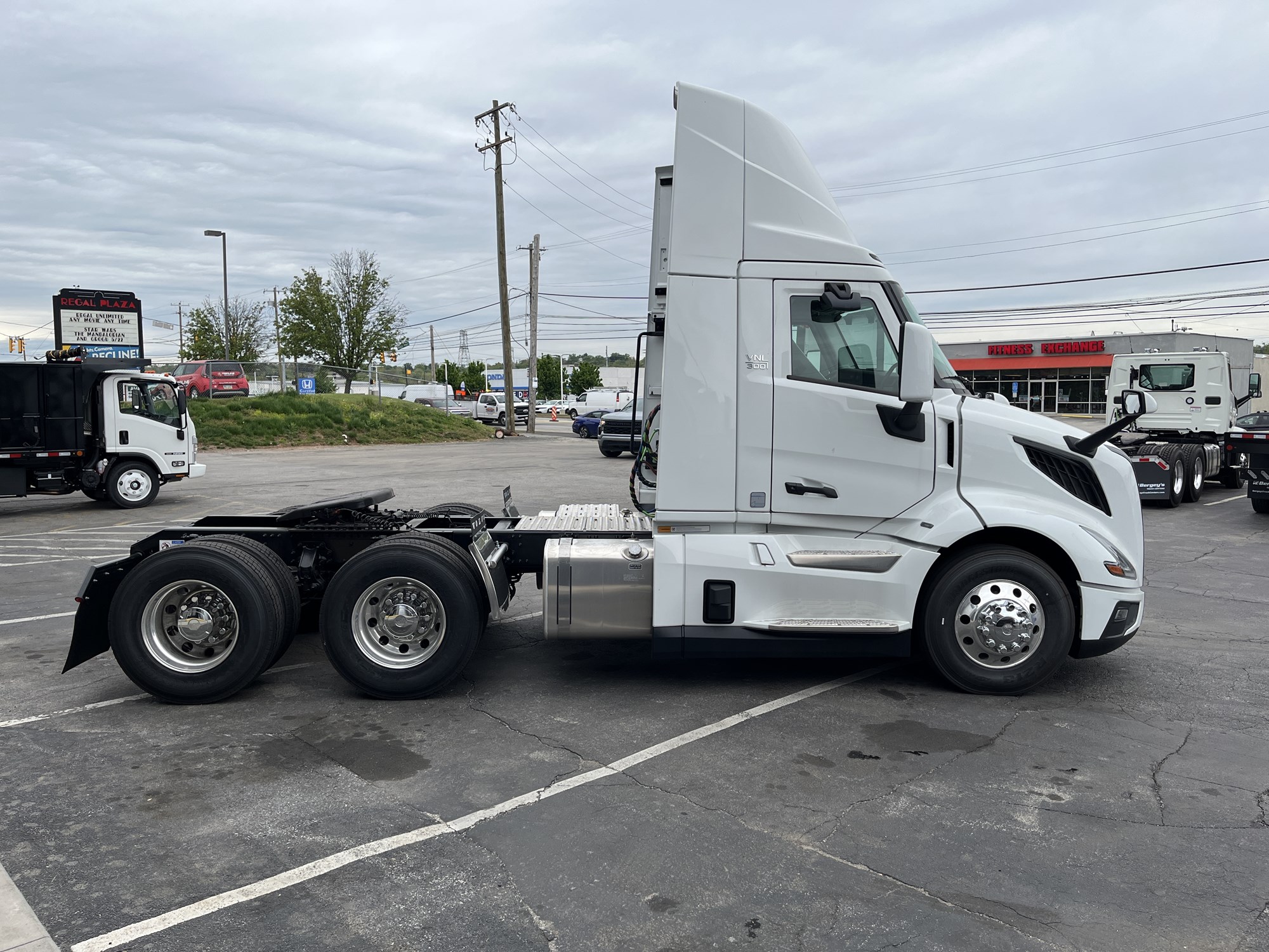 2025 VOLVO New VNL64T300 - image 4 of 6