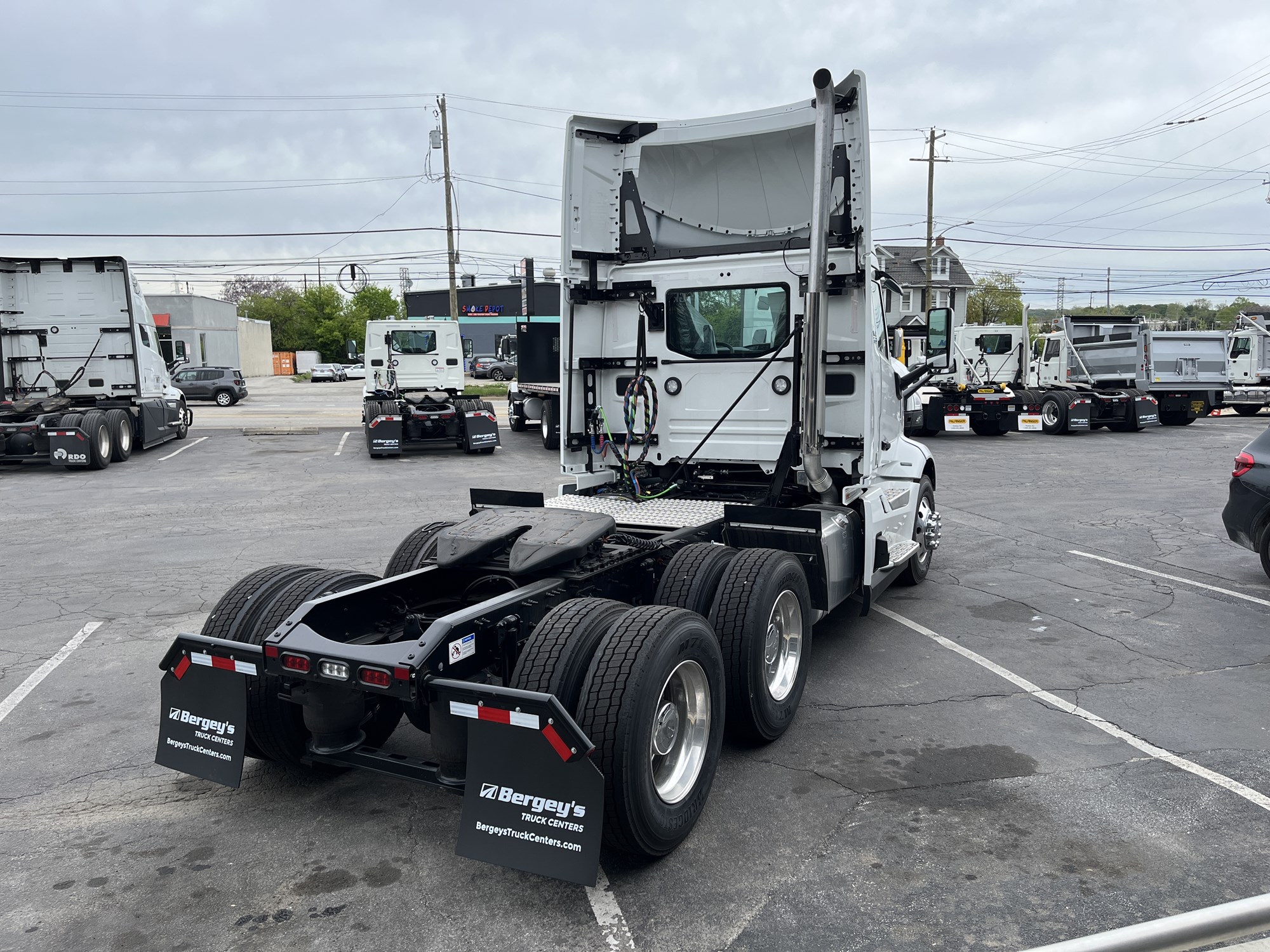2025 VOLVO New VNL64T300 - image 5 of 6
