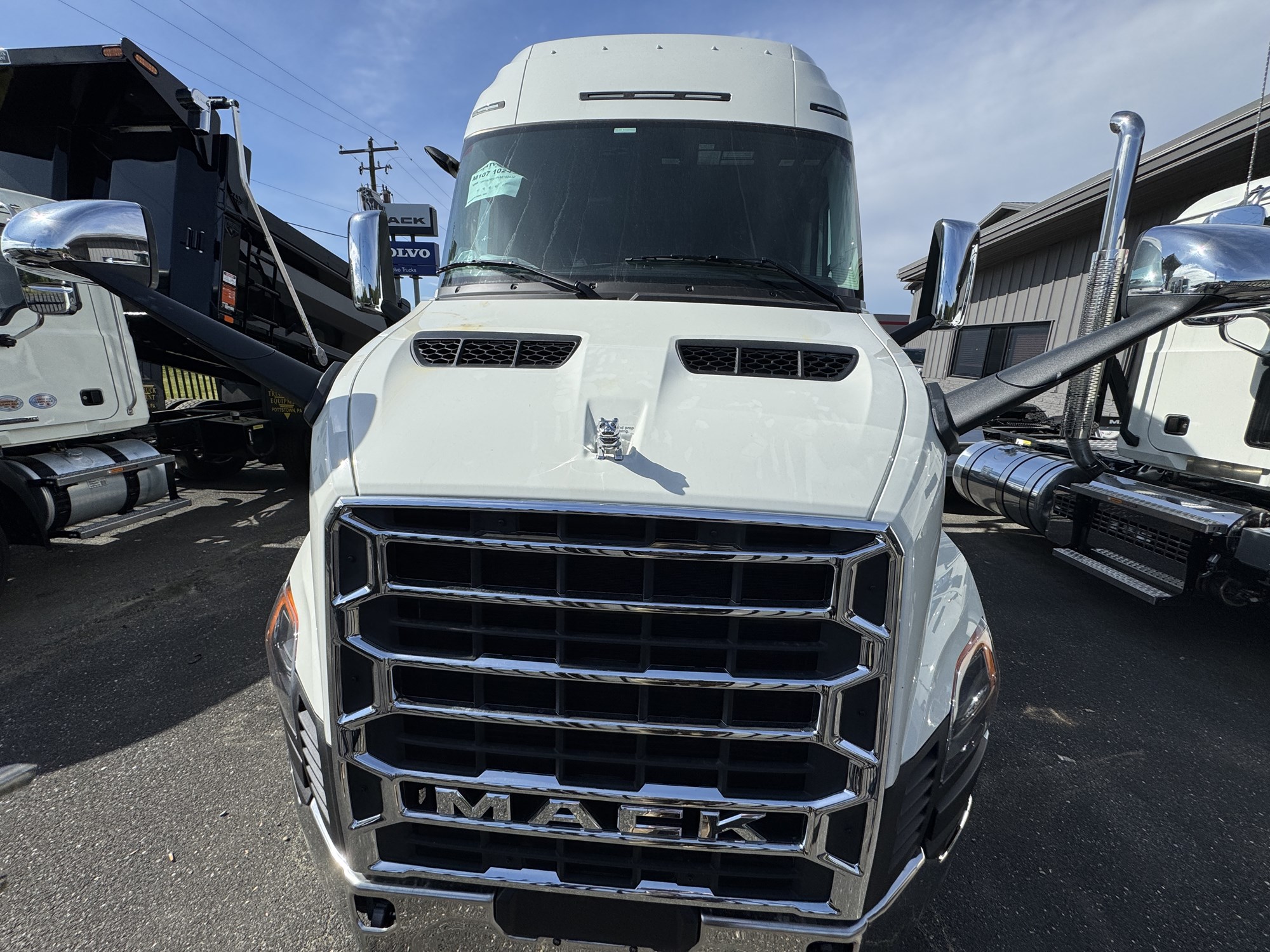2027 MACK ANTHEM GEN2 64T - image 2 of 6