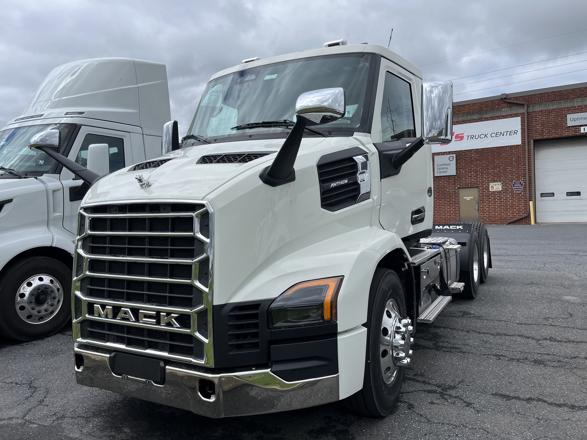 2027 MACK ANTHEM GEN2 64T - image 1 of 6