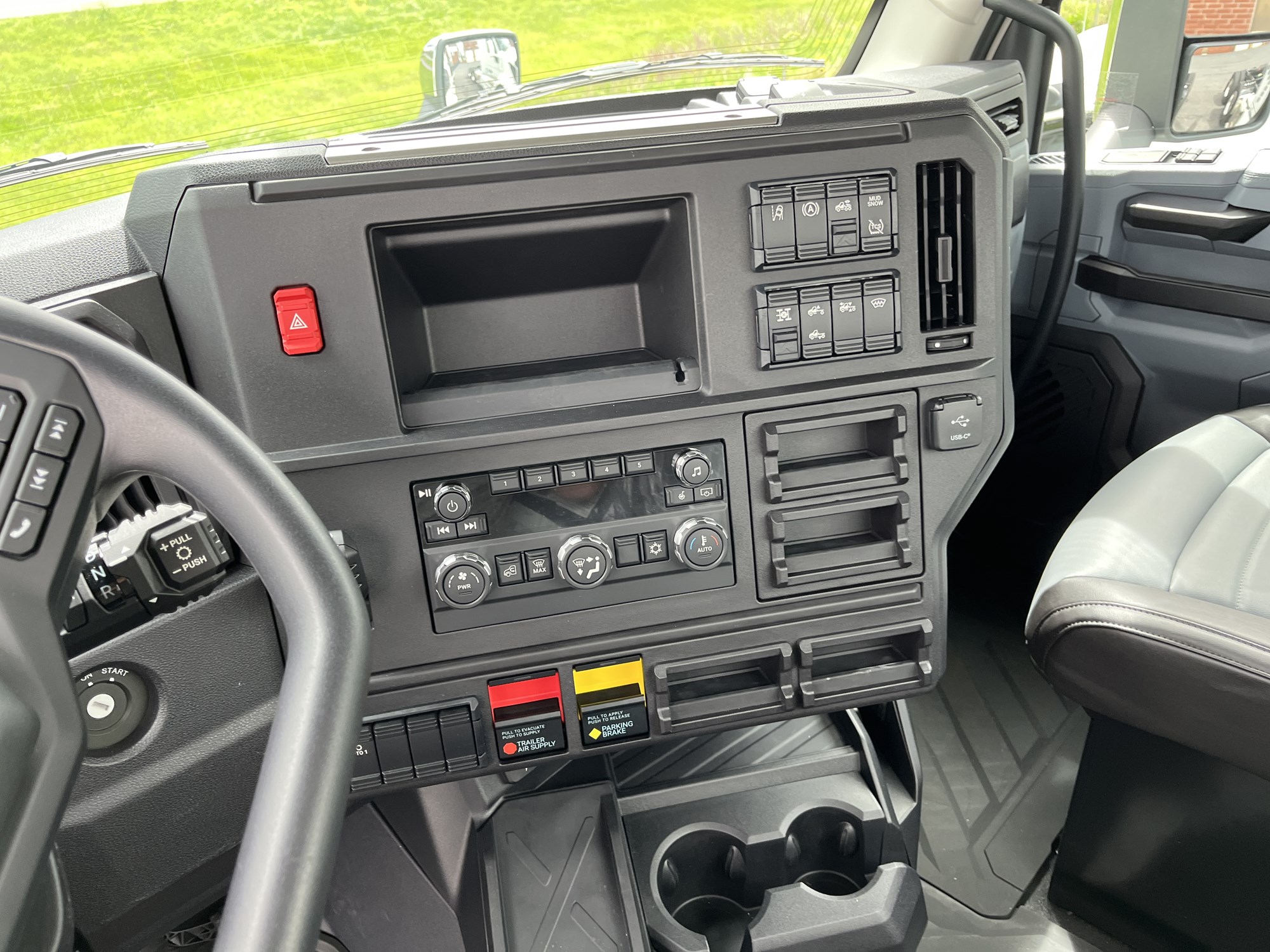 2027 MACK ANTHEM GEN2 64T - image 5 of 6