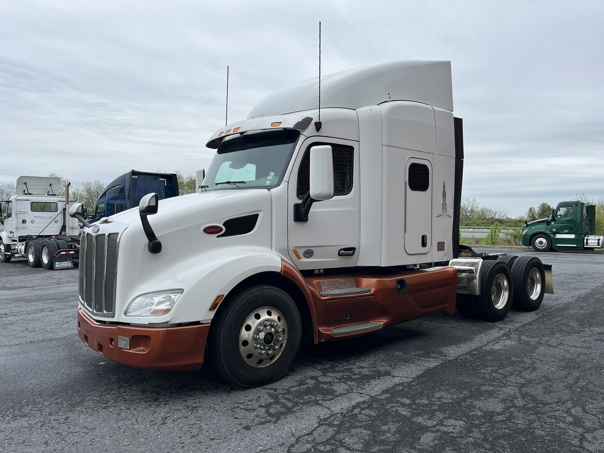 2022 Peterbilt 579 - image 1 of 6