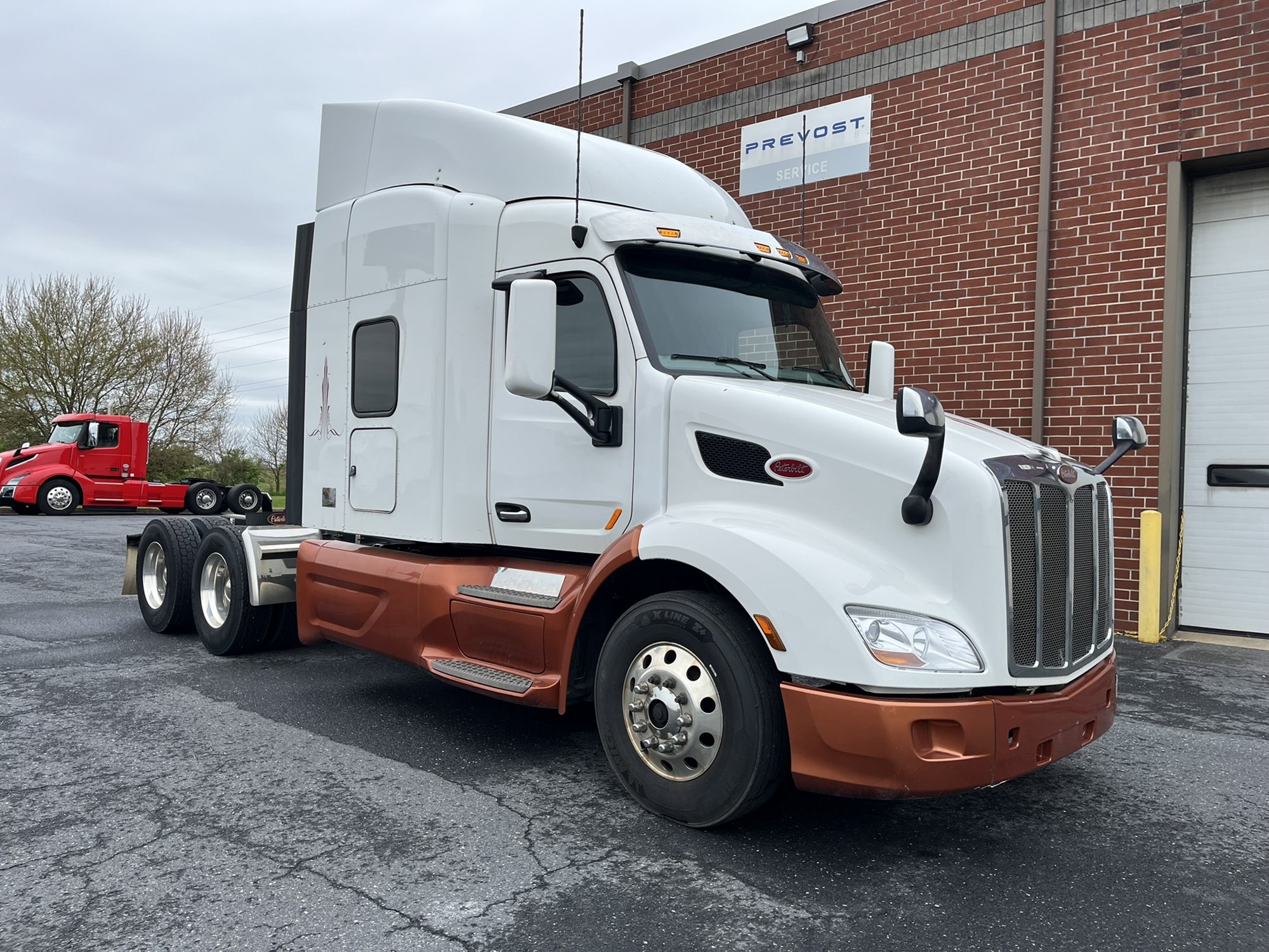 2022 Peterbilt 579 - image 3 of 6