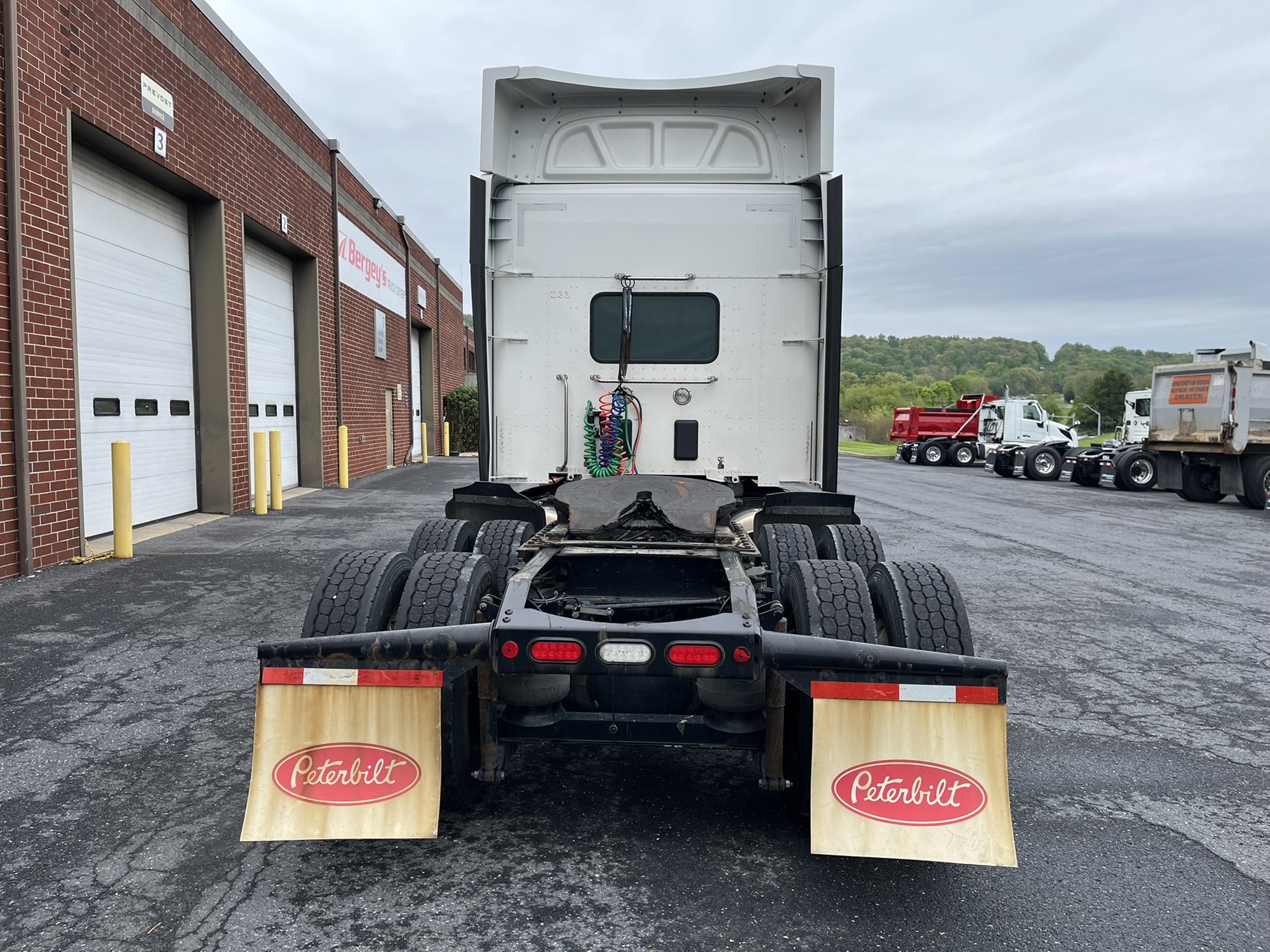 2022 Peterbilt 579 - image 4 of 6
