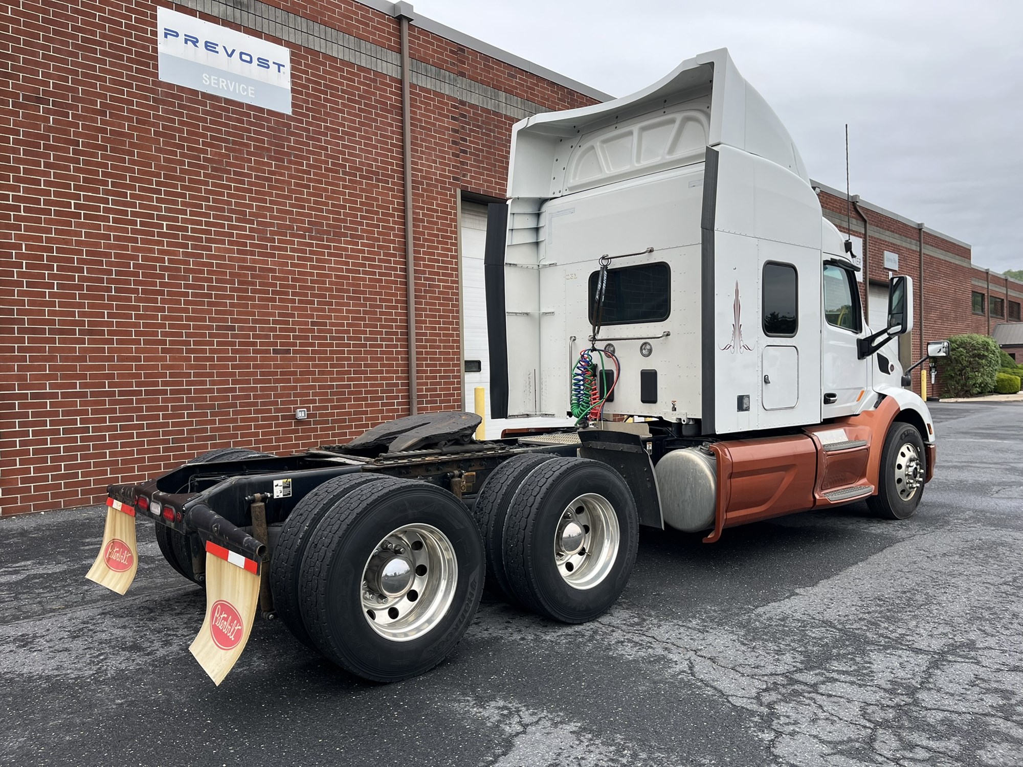 2022 Peterbilt 579 - image 5 of 6